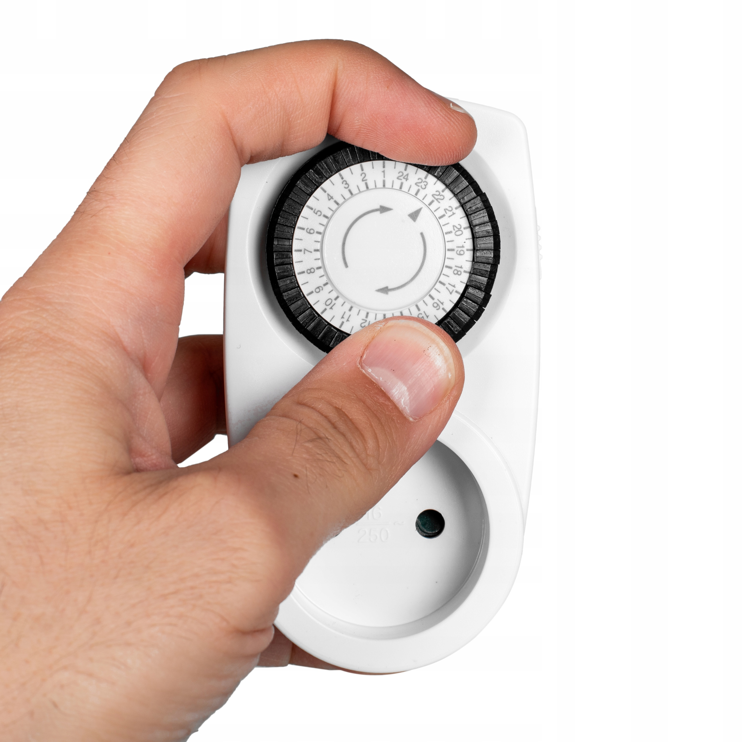 Dłoń trzyma biały wtyk czasowy z czarną ramką i wyświetlaczem czasu.