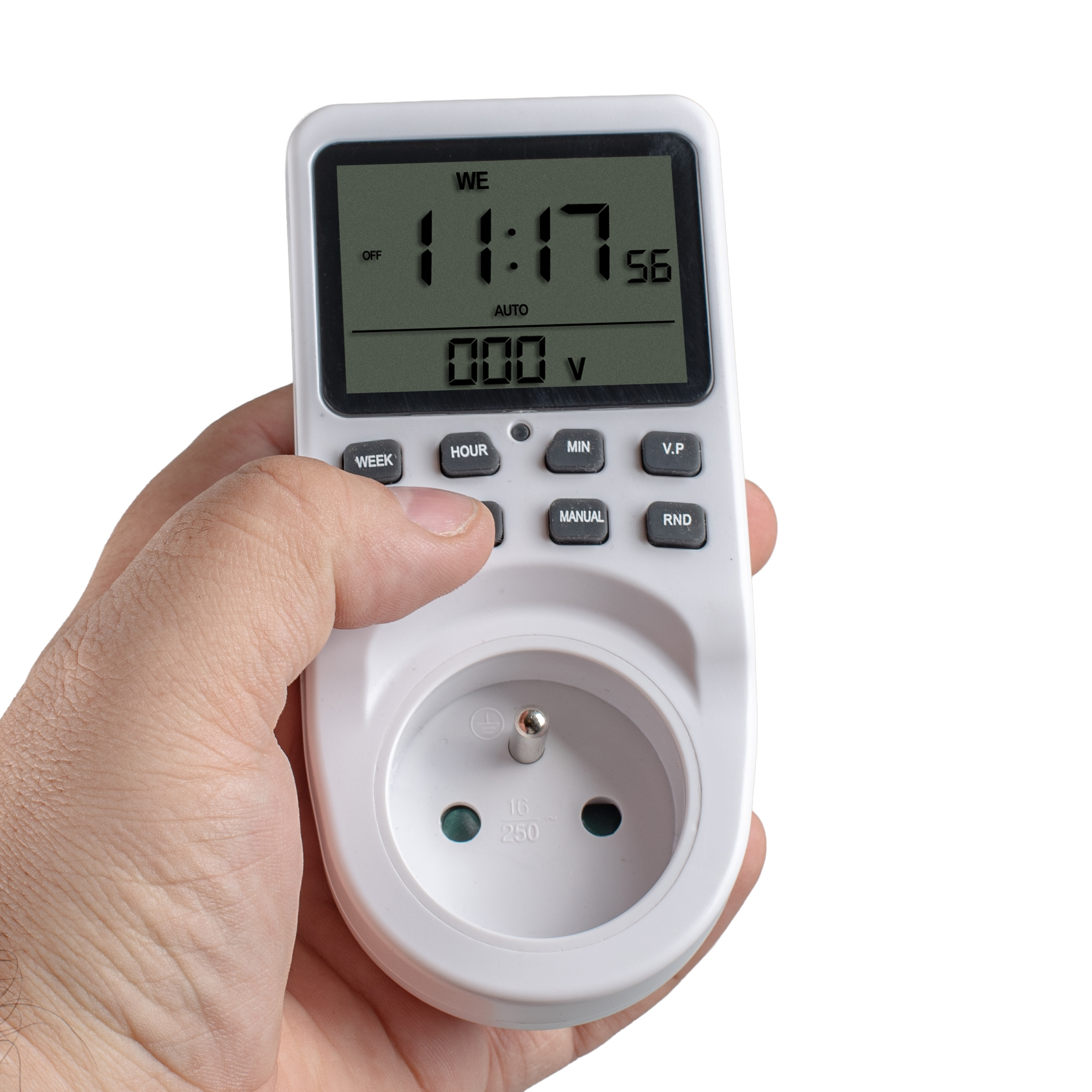 Dłoń trzyma biały cyfrowy miernik energii z gniazdem. Wyświetlacz pokazuje 11:17.