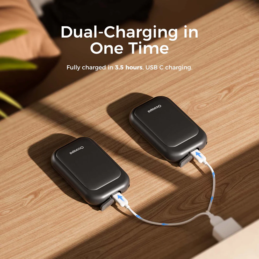 Dwa czarne ładowarki podłączone do źródła zasilania kablami USB-C.