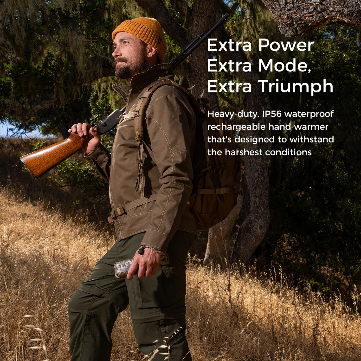 Mężczyzna z karabinem i plecakiem na zewnątrz, trzyma podgrzewacz.