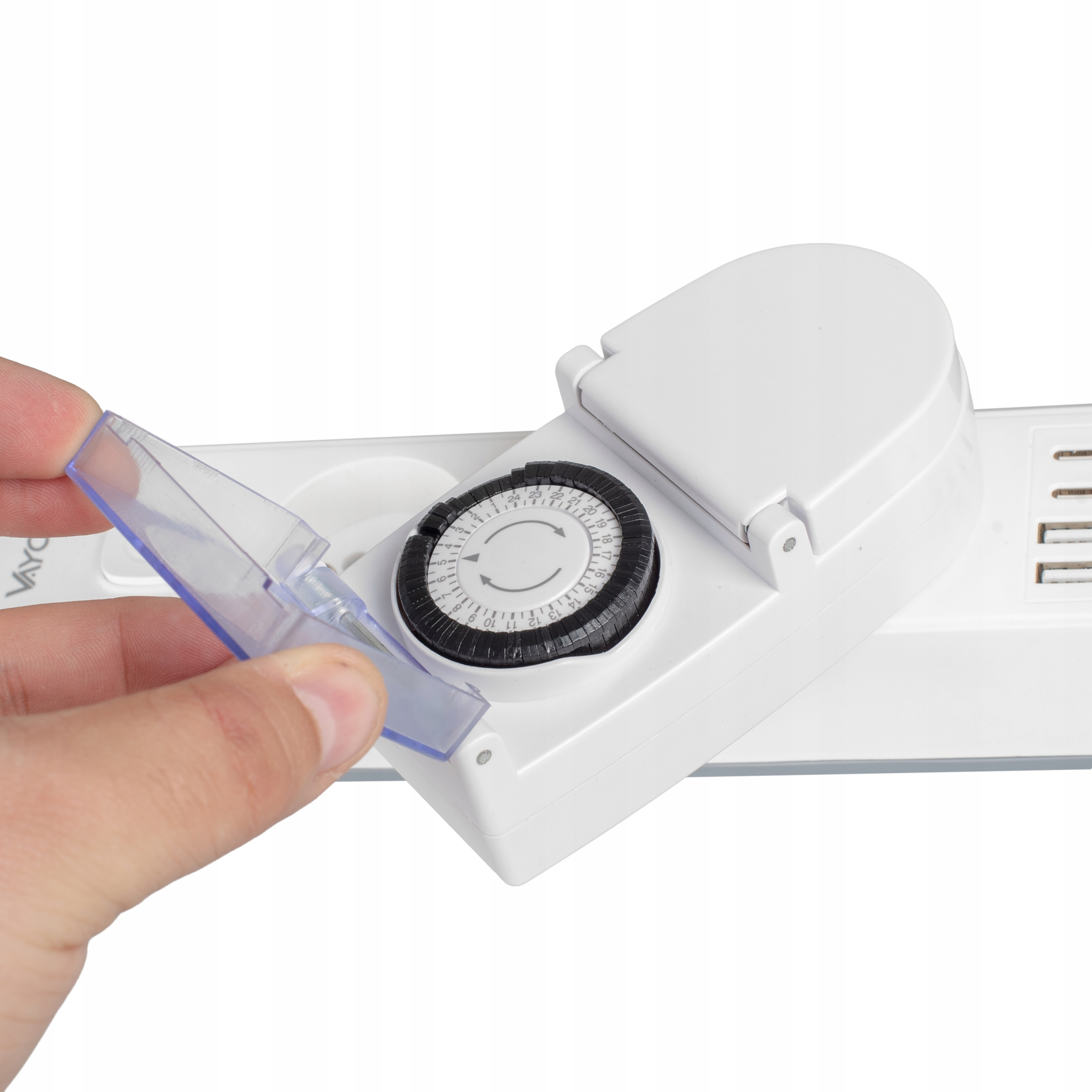 Dłoń otwiera przezroczystą osłonę białej wtyczki czasowej z czarną tarczą.