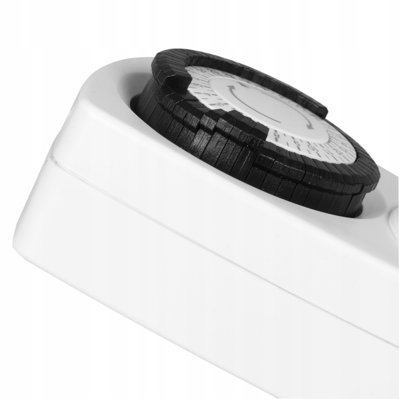 Biały timer z czarną, segmentowaną tarczą. Widoczne są cyfry na tarczy.