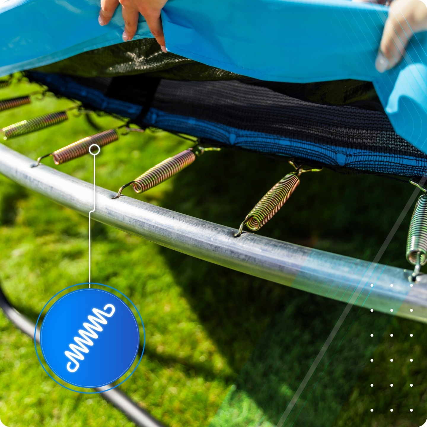 Zbliżenie sprężyn trampoliny przymocowanych do metalowej ramy.