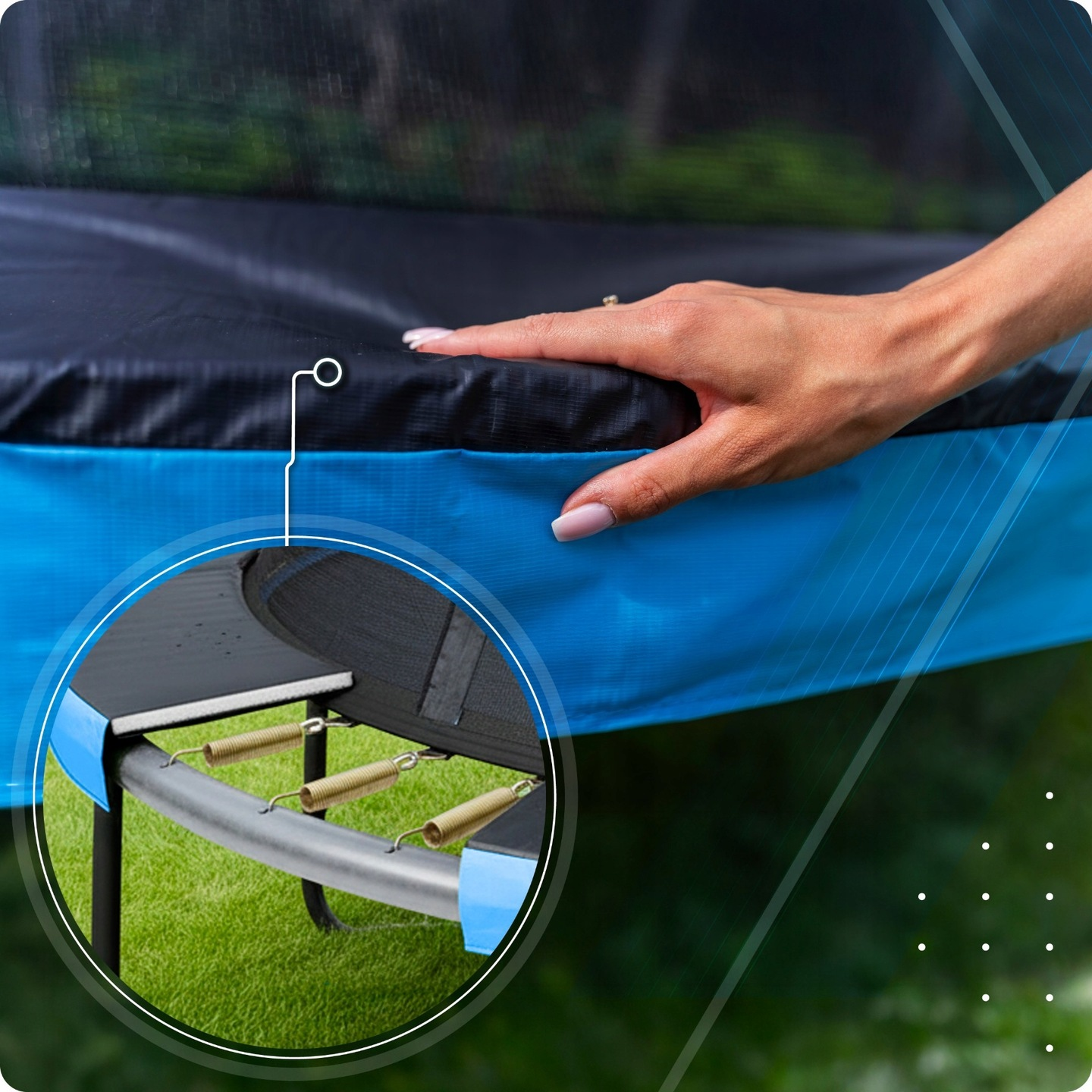 Dłoń dotykająca krawędzi trampoliny z zbliżeniem sprężyn i trawy.