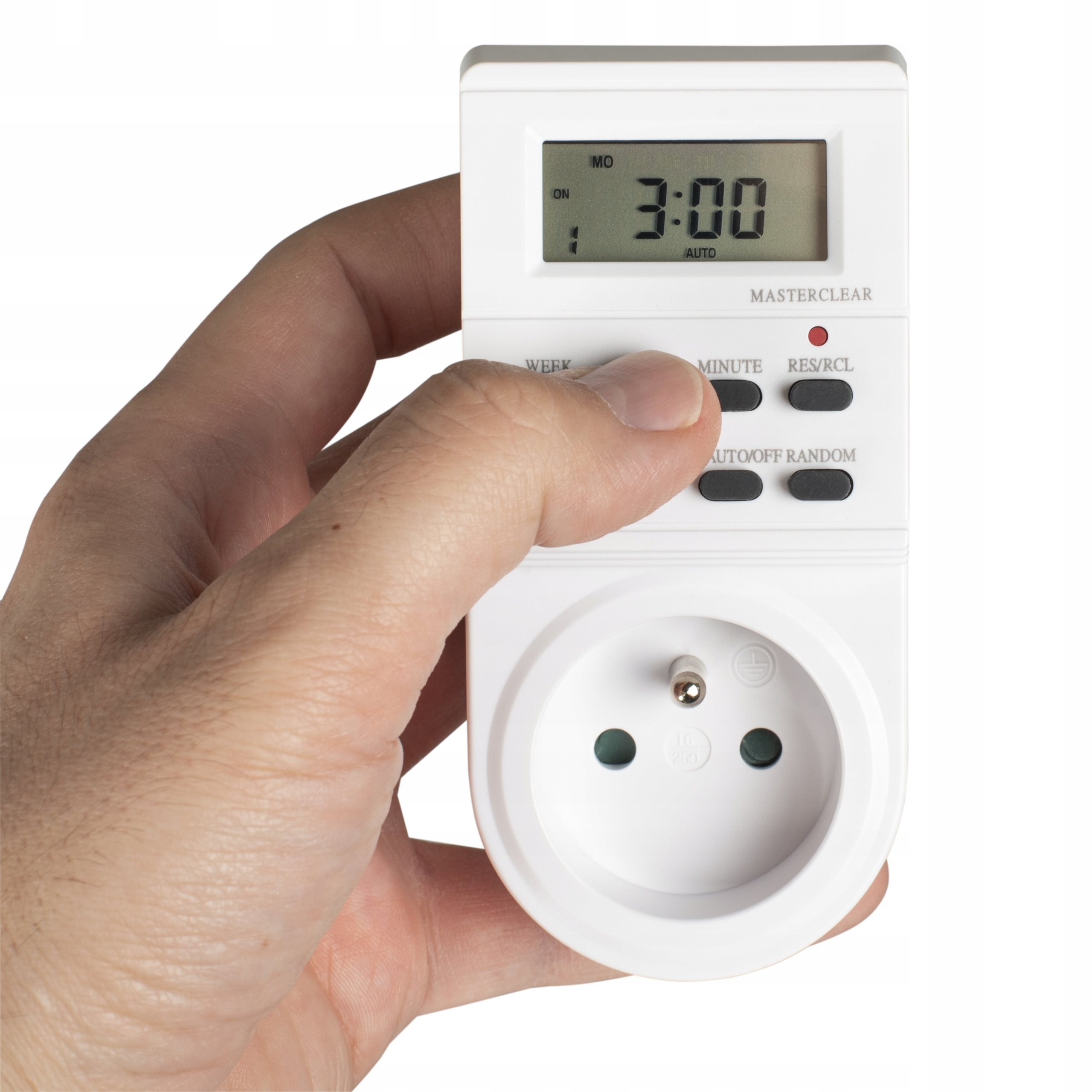 Dłoń trzyma biały timer cyfrowy z wtyczką i gniazdem.