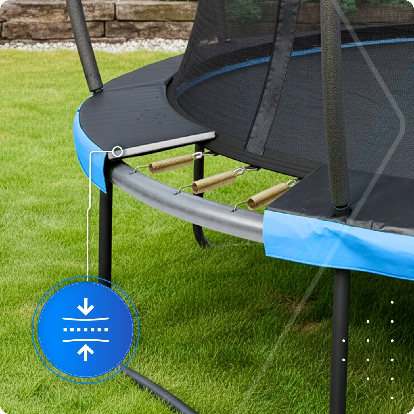 Trampolina ze sprężynami i siatką zabezpieczającą na zielonej trawie. Zbliżenie ramy.