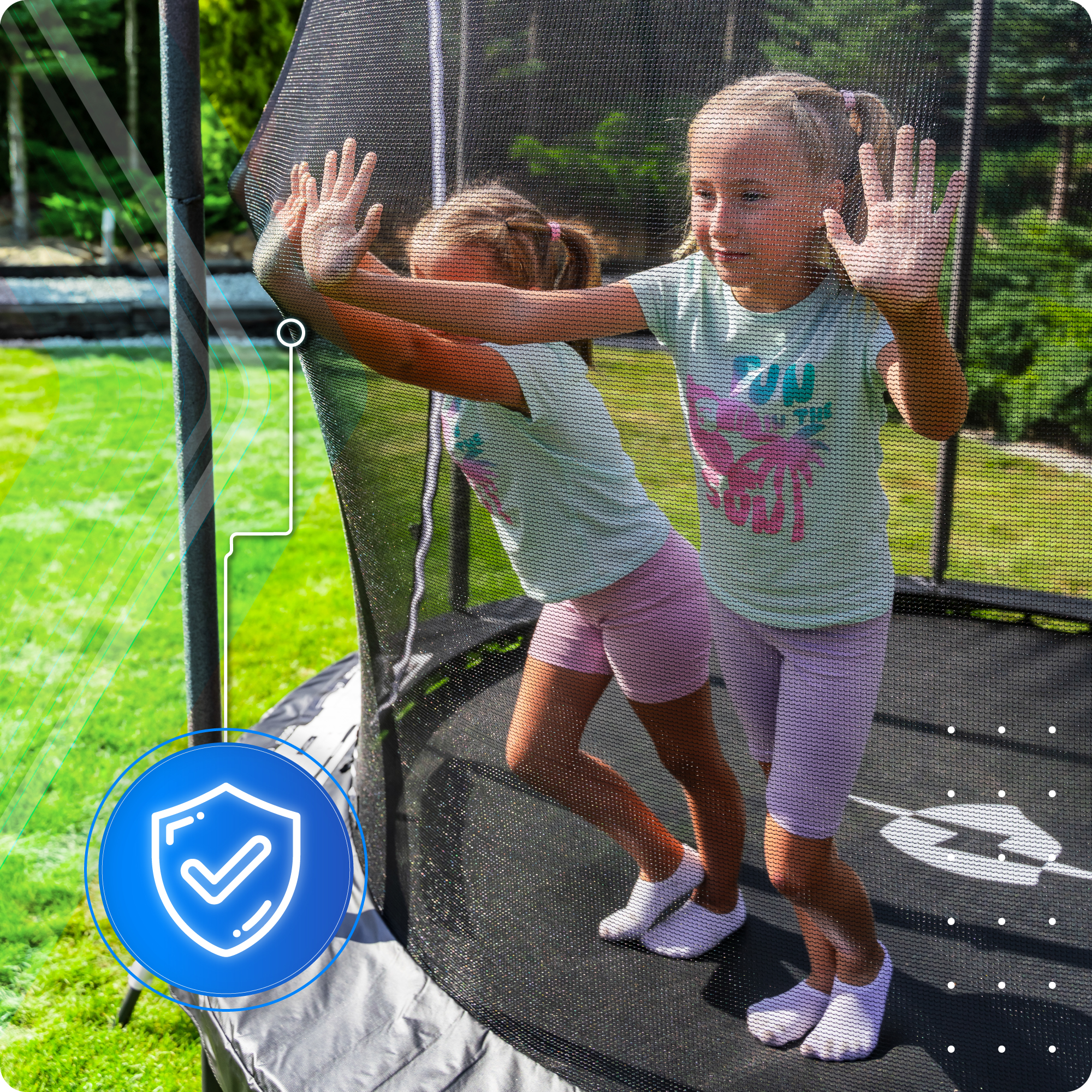 Dwie dziewczynki na trampolinie kładące dłonie na siatce.