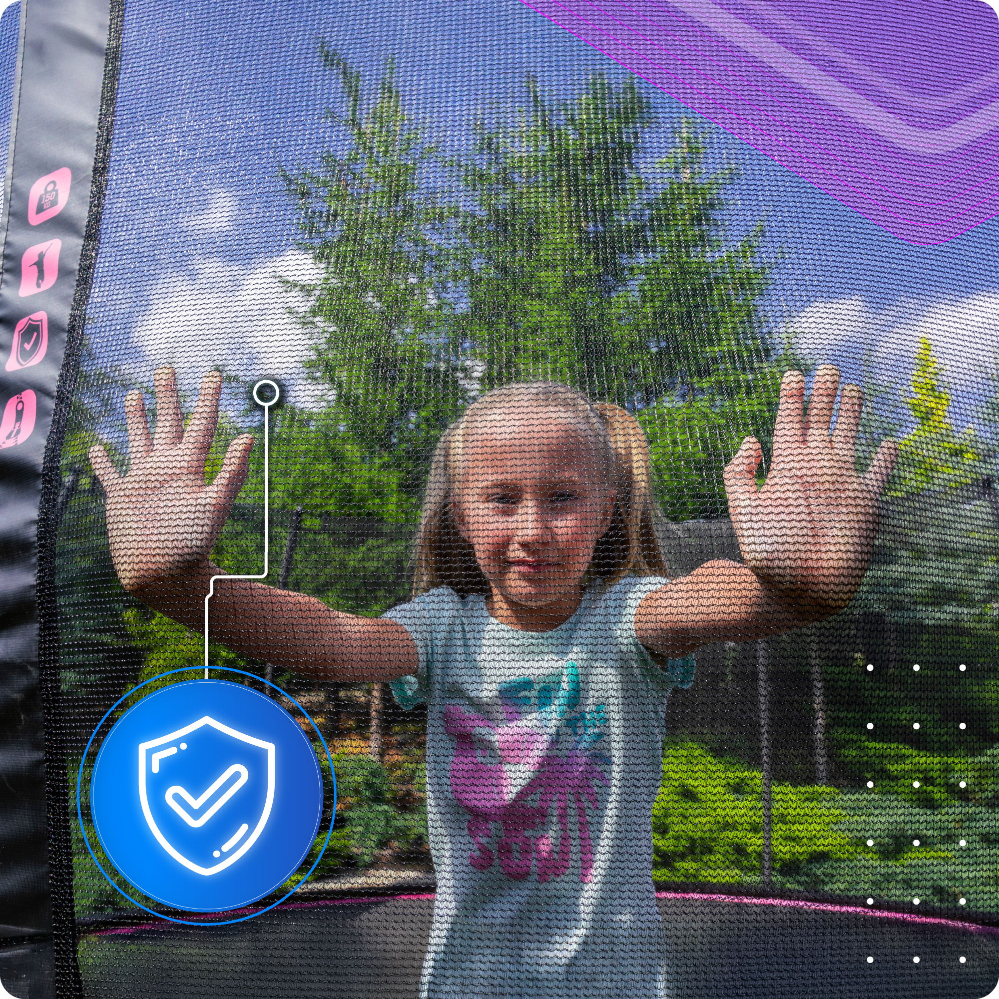 Dziewczynka z kucykami stoi za siatką, trzymając ręce w górze.