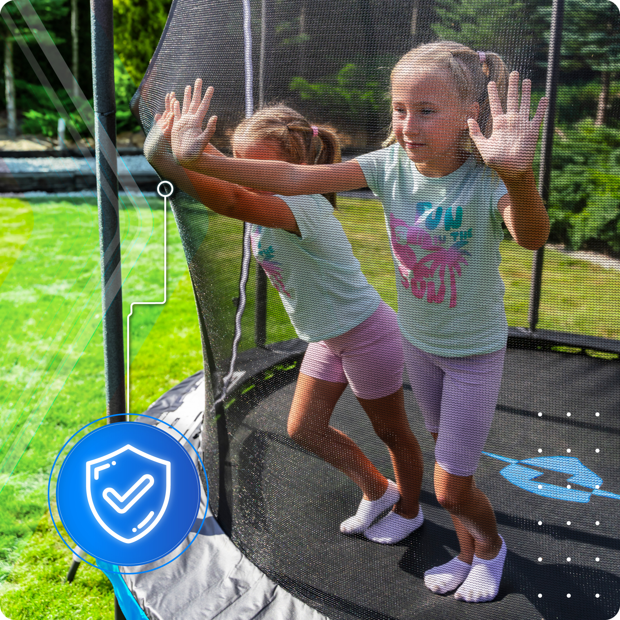 Dwie dziewczynki stoją na trampolinie, kładąc ręce na siatce.