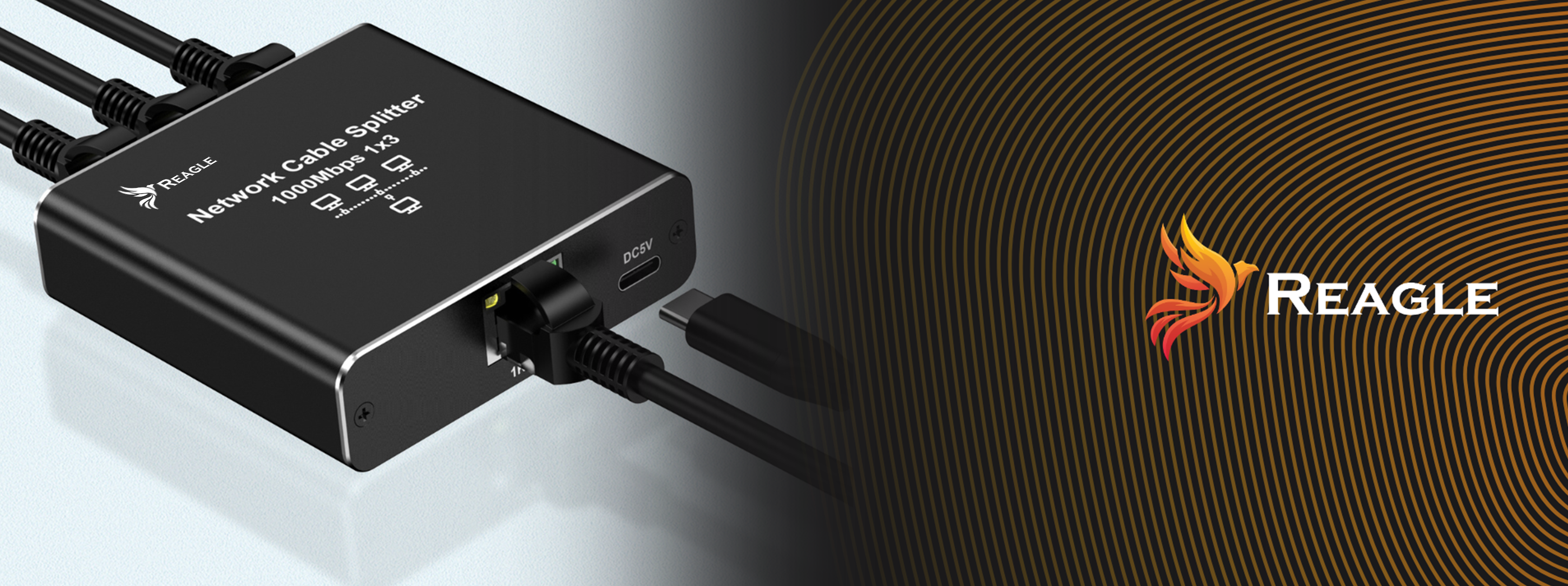 Czarny rozdzielacz kabli sieciowych z trzema kablami i portem USB-C.