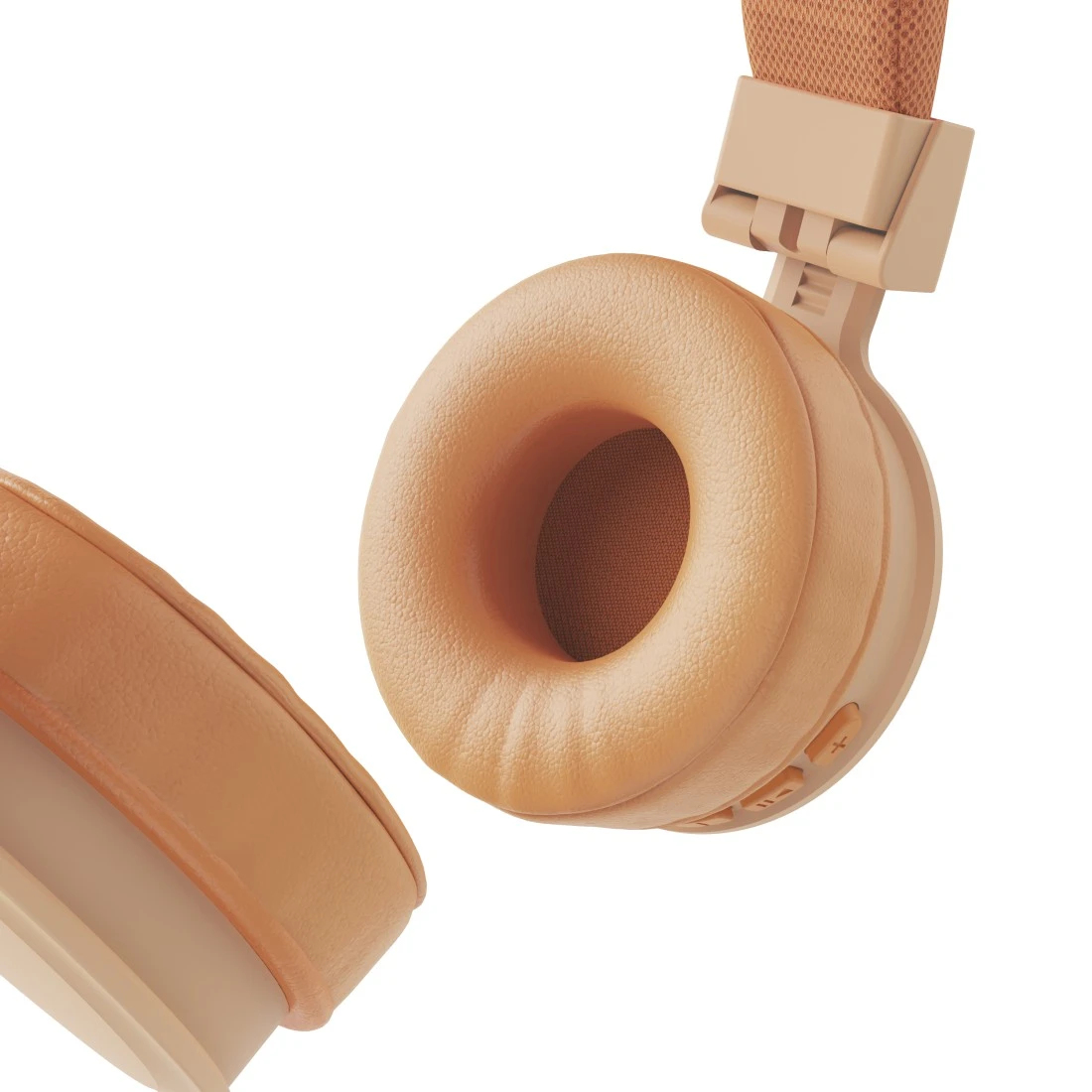 Zbliżenie na brązowe słuchawki z nausznikami i pałąkiem, na białym tle.