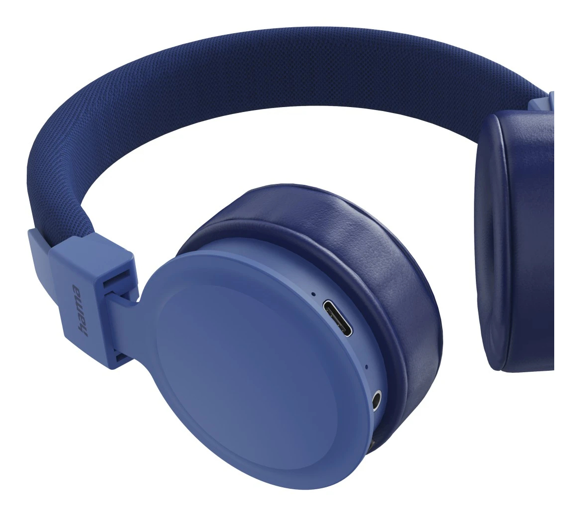 Niebieskie słuchawki z wyściełanym pałąkiem i nausznikami. Widoczny port USB-C.