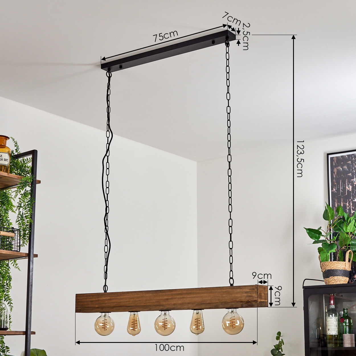 Eine hängende Lampe mit Holzträger und vier Glühbirnen. Maße sind angegeben.