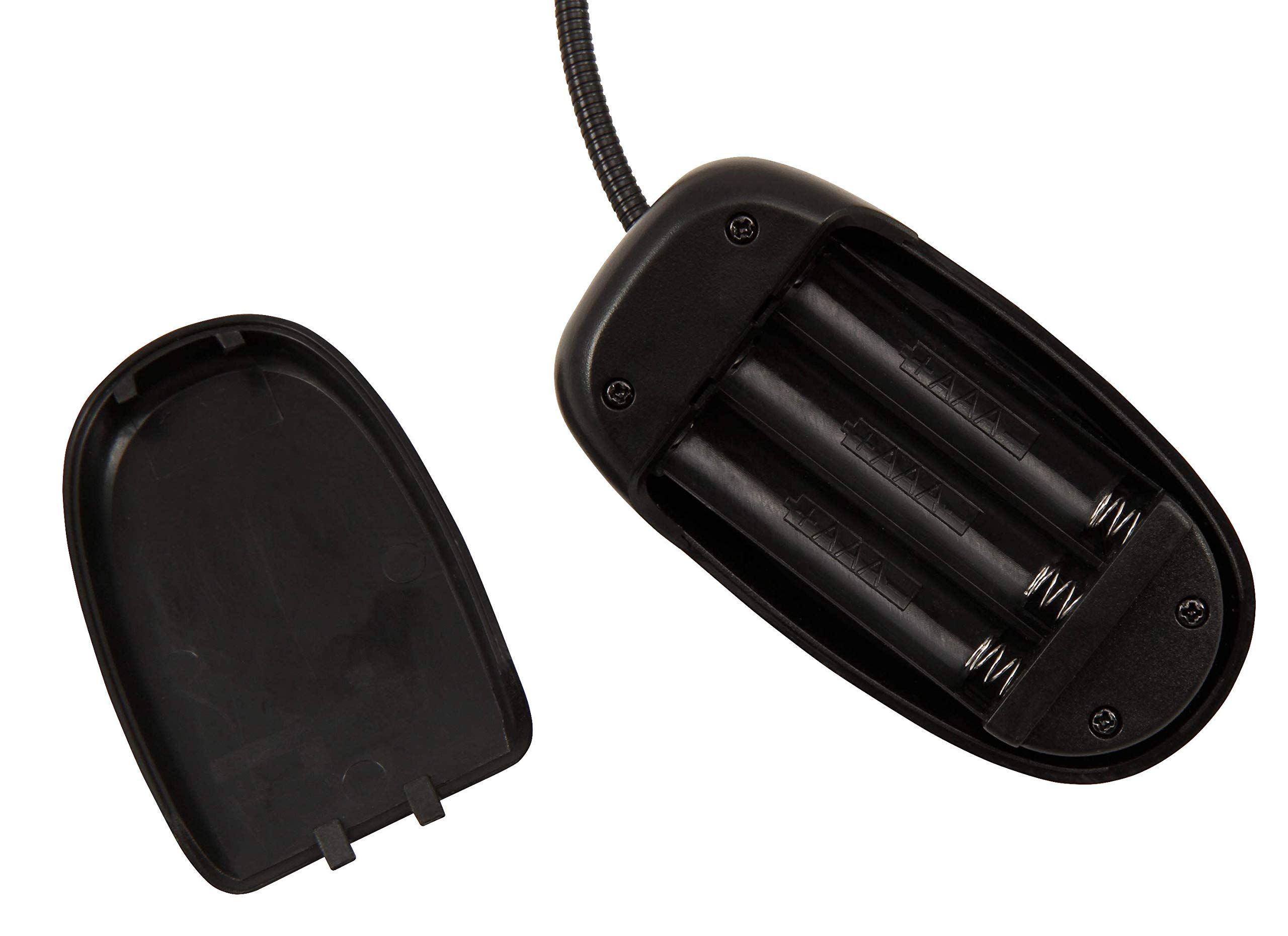 Batteriefach eines schwarzen Geräts mit drei AA-Batterien und offenem Deckel.