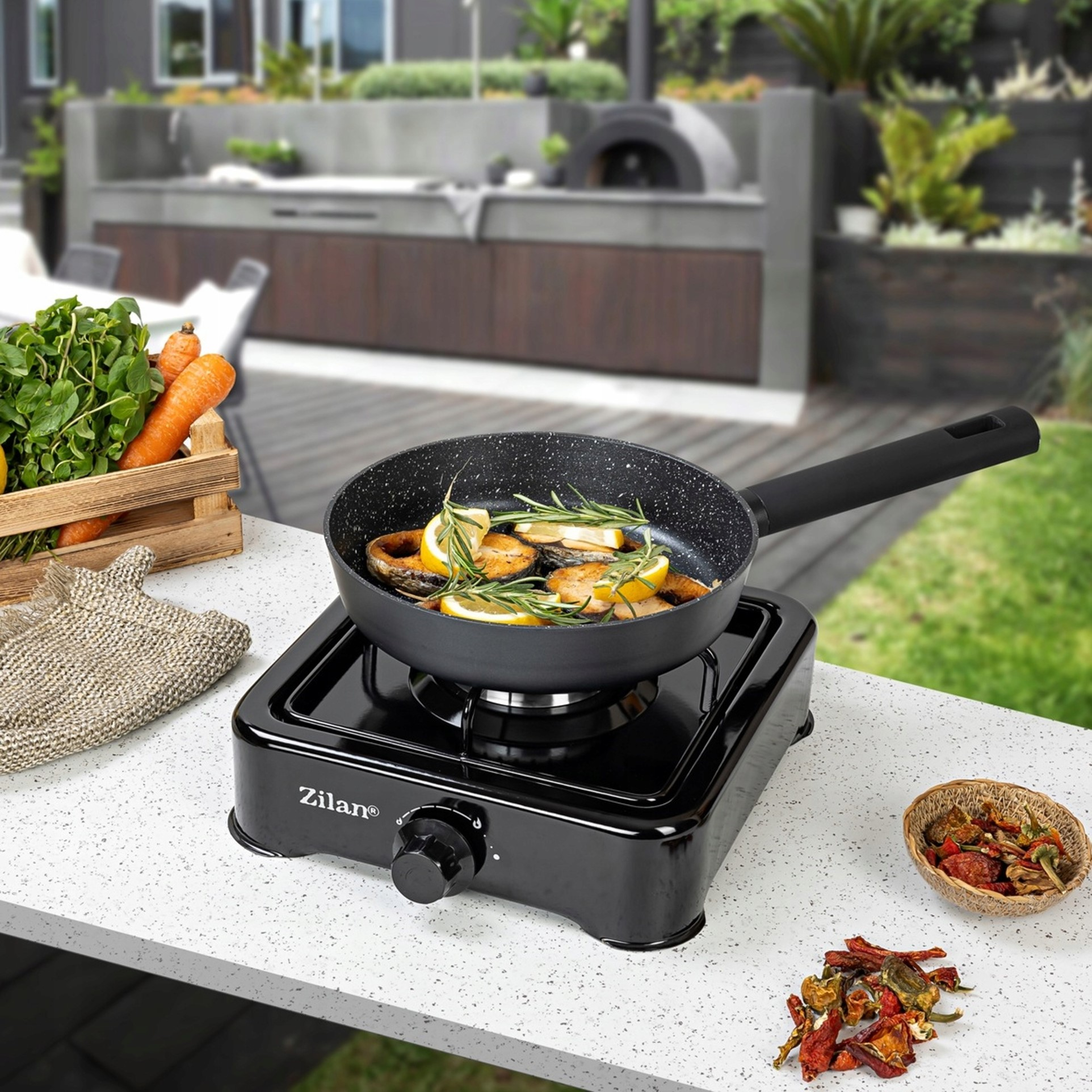 Ryba smaży się na patelni z cytryną i rozmarynem na kuchence Zilan.