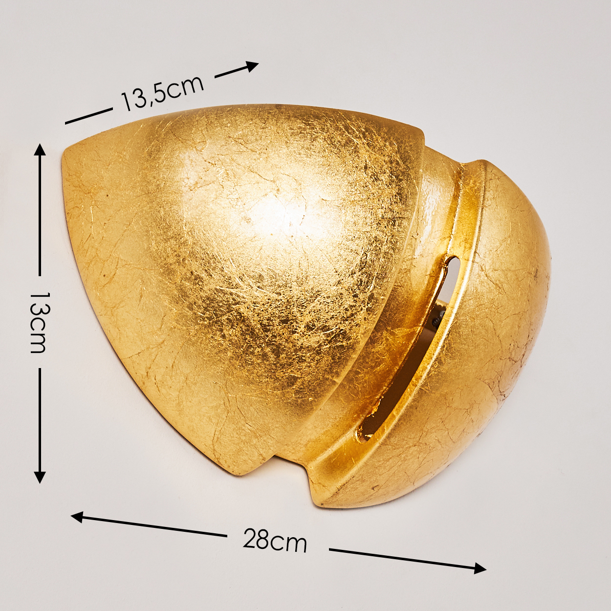 Goldene, strukturierte Wandleuchte mit Maßen 28x13,5x13cm.