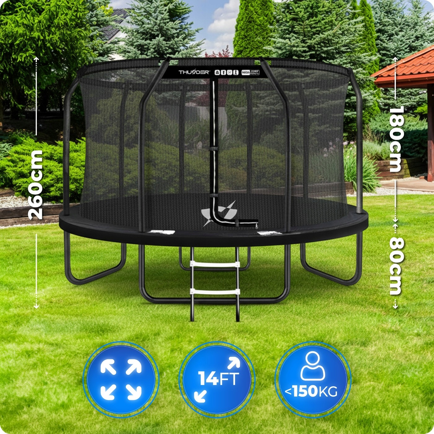 Duża trampolina z siatką zabezpieczającą w ogrodzie. Wymiary: 260cm wys., 180cm śred.