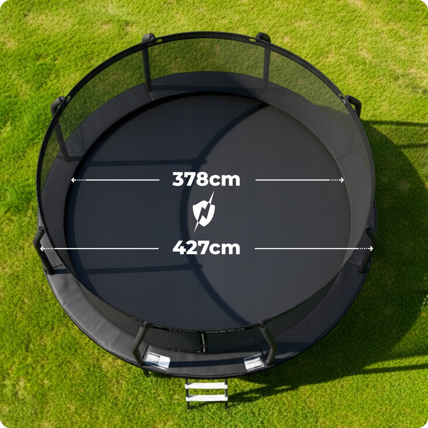 Trampolina z siatką zabezpieczającą i wymiarami 378cm i 427cm na trawie.