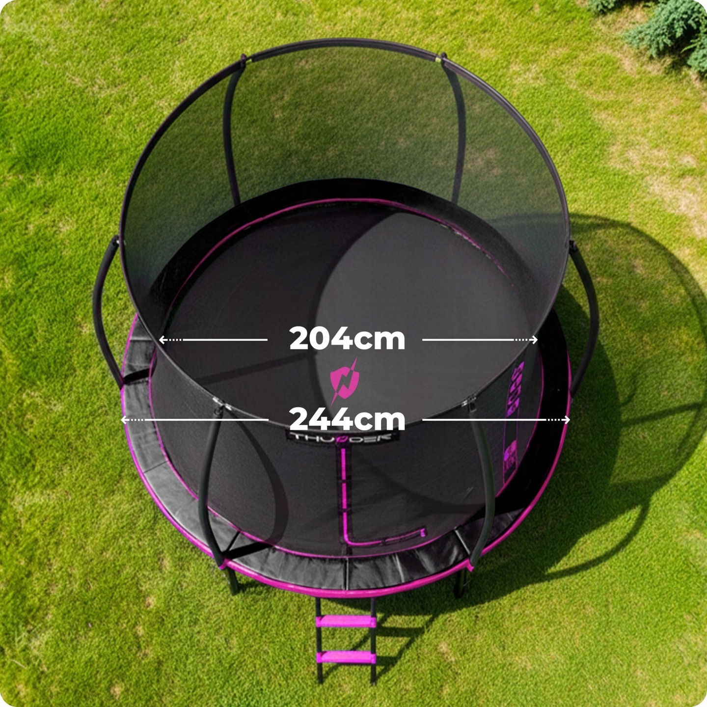 Trampolina z siatką zabezpieczającą, średnica 244cm, na zielonej trawie.