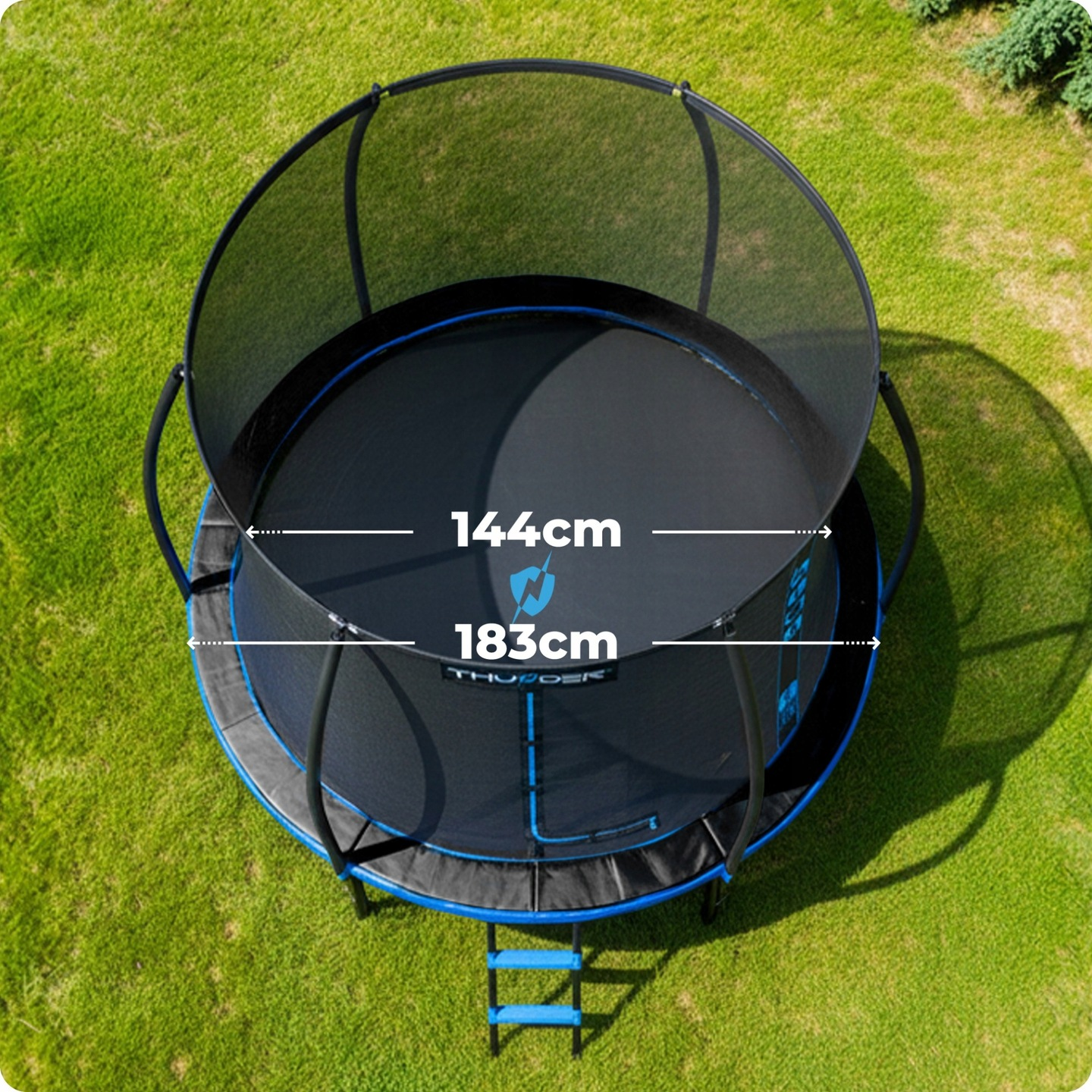 Trampolina z siatką zabezpieczającą i drabiną, podano wymiary 144cm i 183cm.