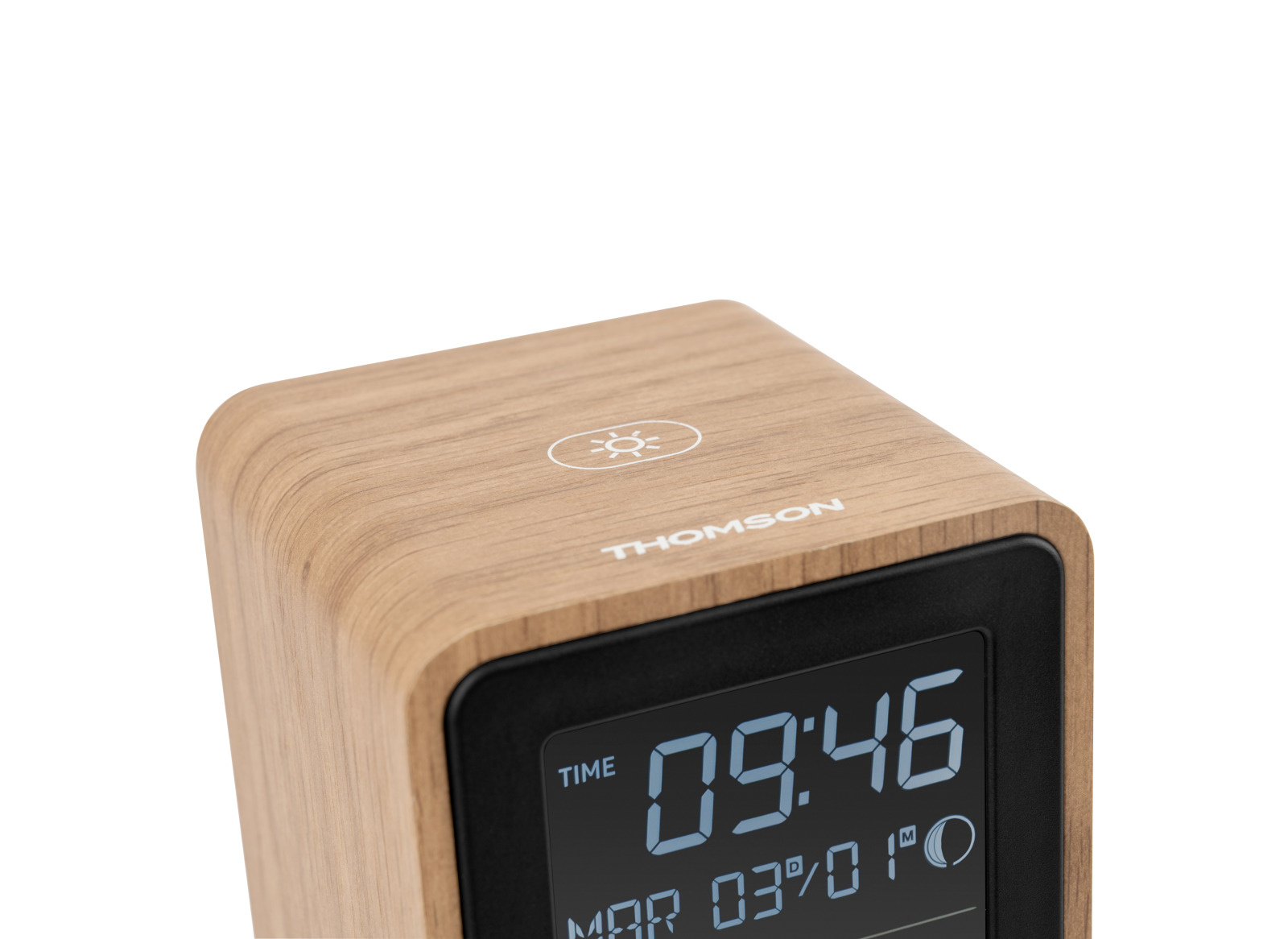 Drewniany budzik z cyfrowym wyświetlaczem pokazuje 09:46. Na górze ikona słońca.