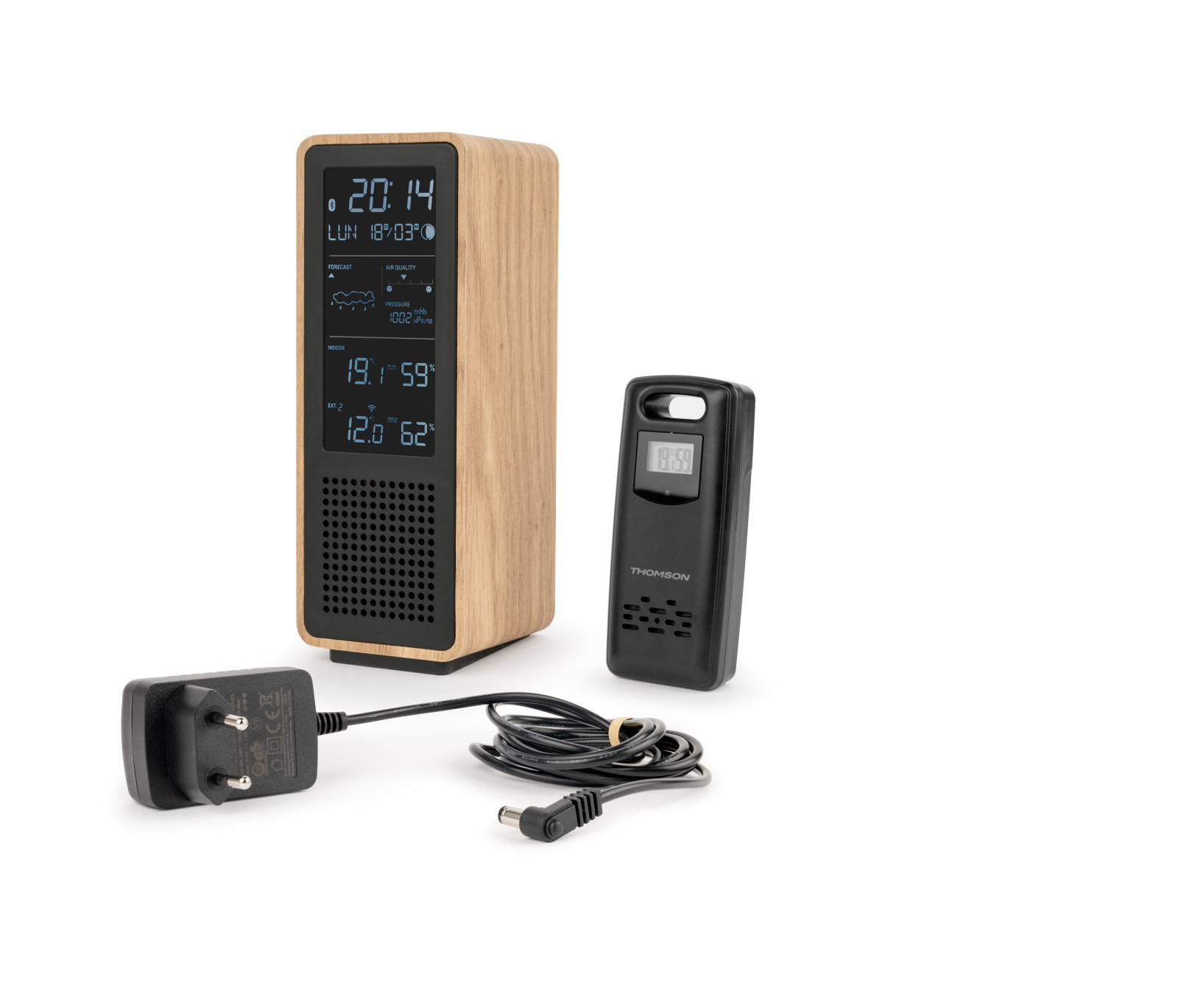 Drewniana stacja pogody z pilotem, zasilaczem i kablem na białym tle.