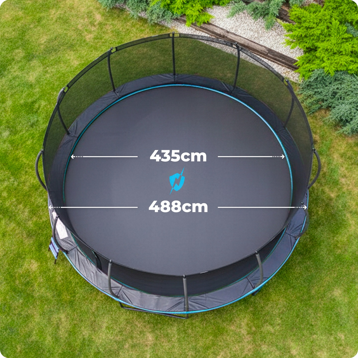 Trampolina z siatką zabezpieczającą w ogrodzie, wymiary 435cm i 488cm.
