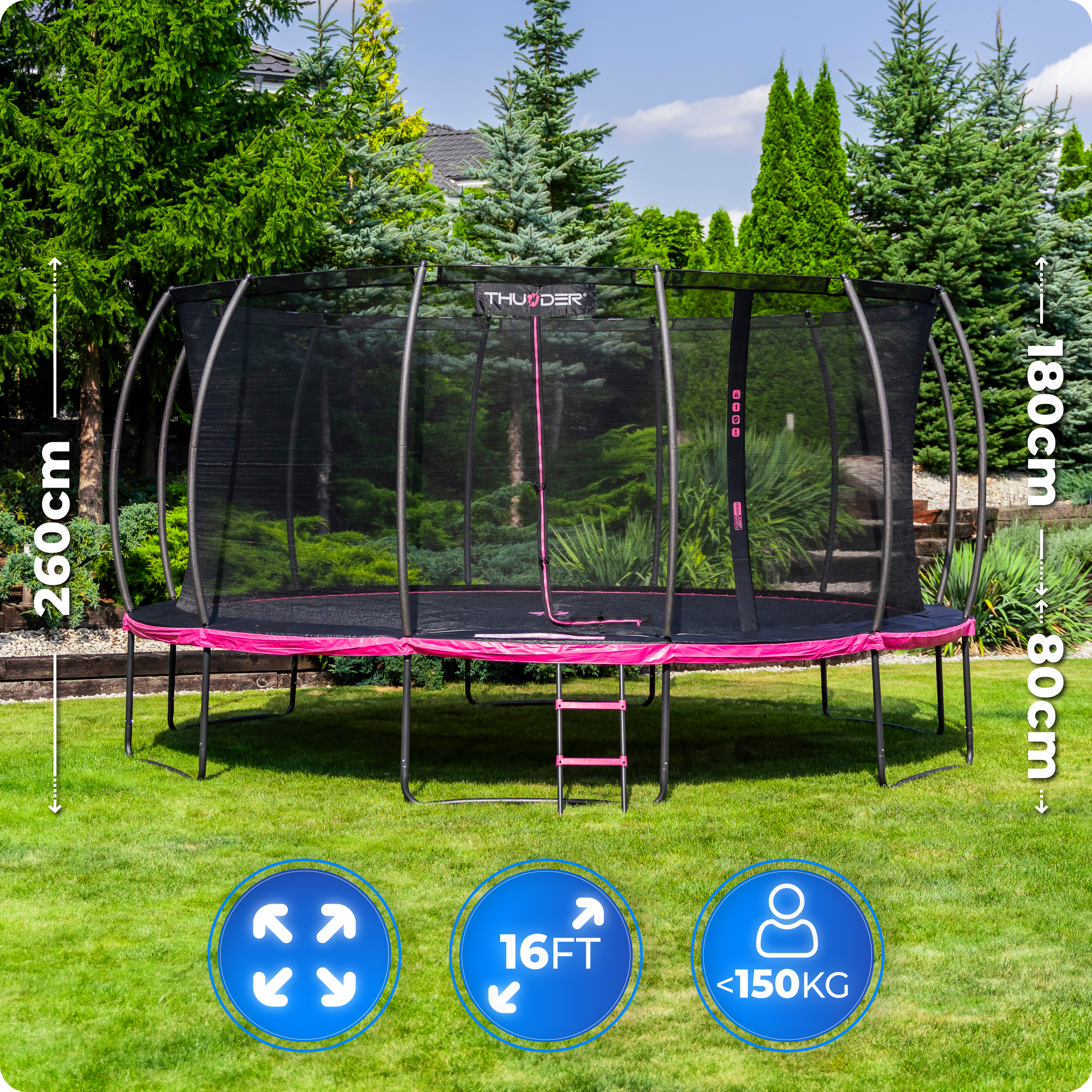 Czarna trampolina z różowymi akcentami stoi w ogrodzie.