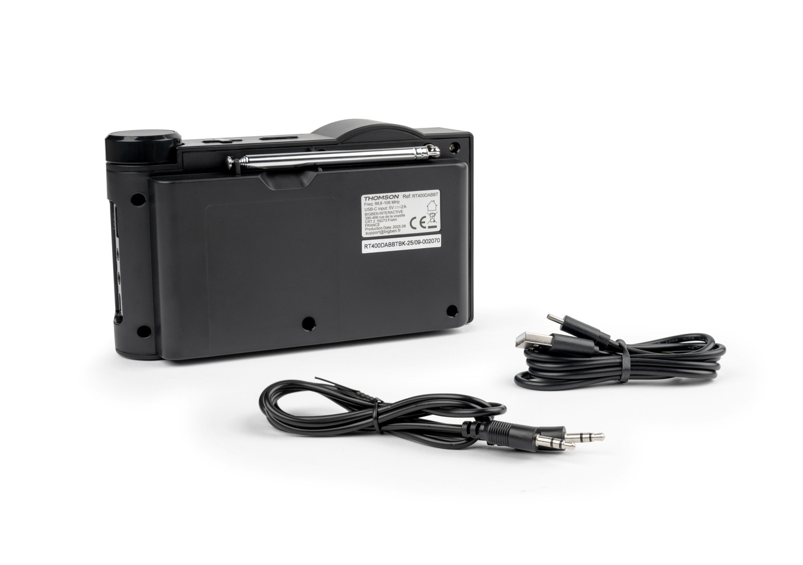 Czarno-białe radio DAB+ z wysuwaną anteną i dwoma kablami USB.