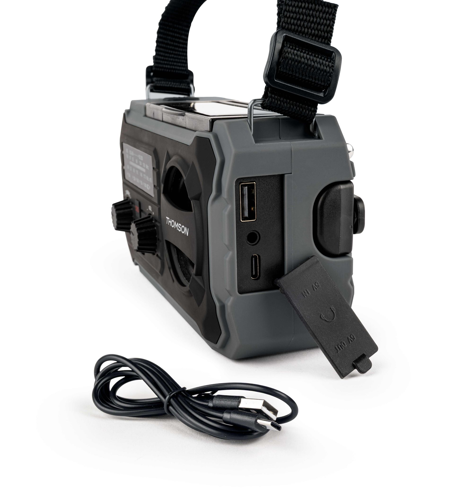 Szare radio awaryjne Thomson z korbą, panelem słonecznym, portami USB i kablem.