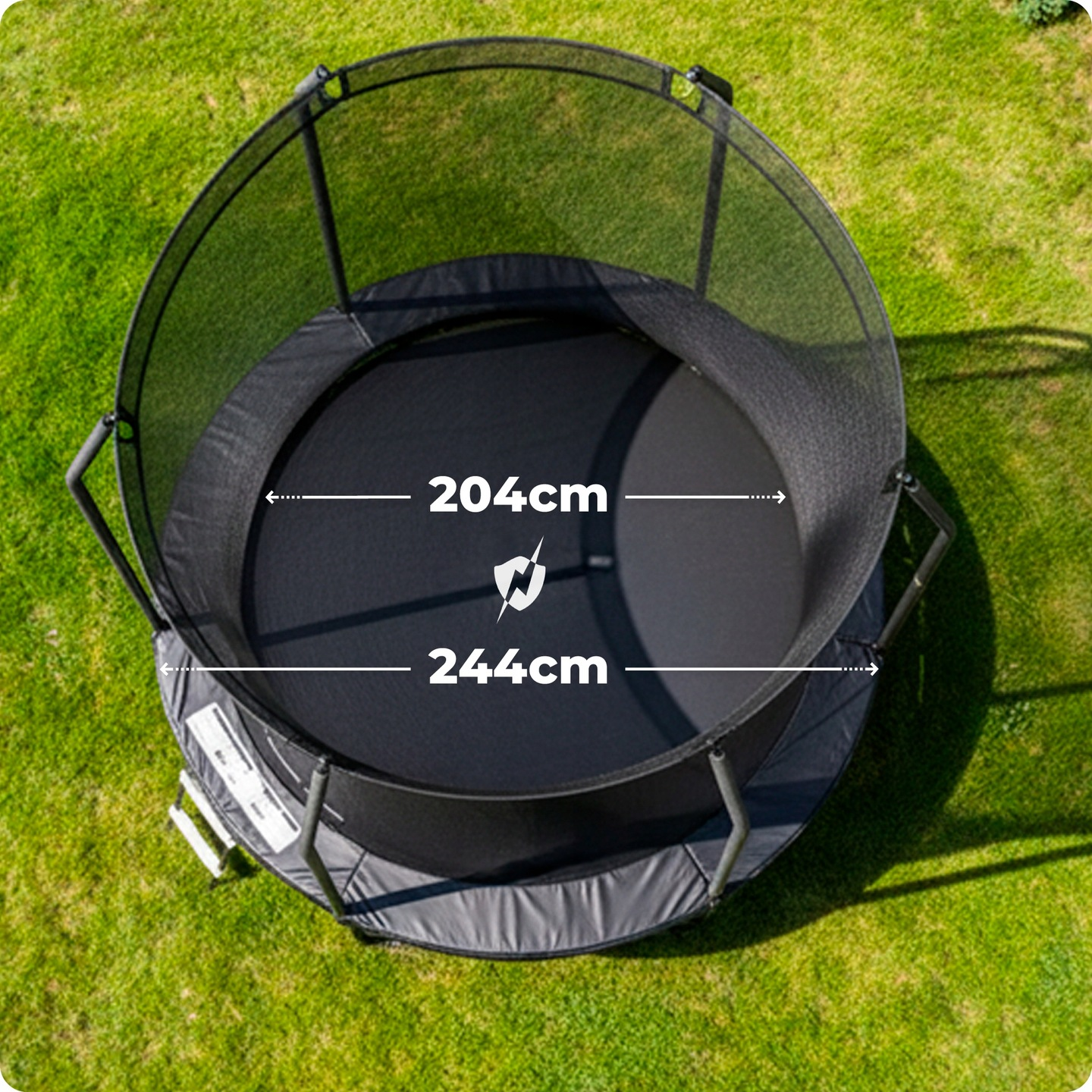 Trampolina z siatką zabezpieczającą w ogrodzie, wymiary 204cm i 244cm.