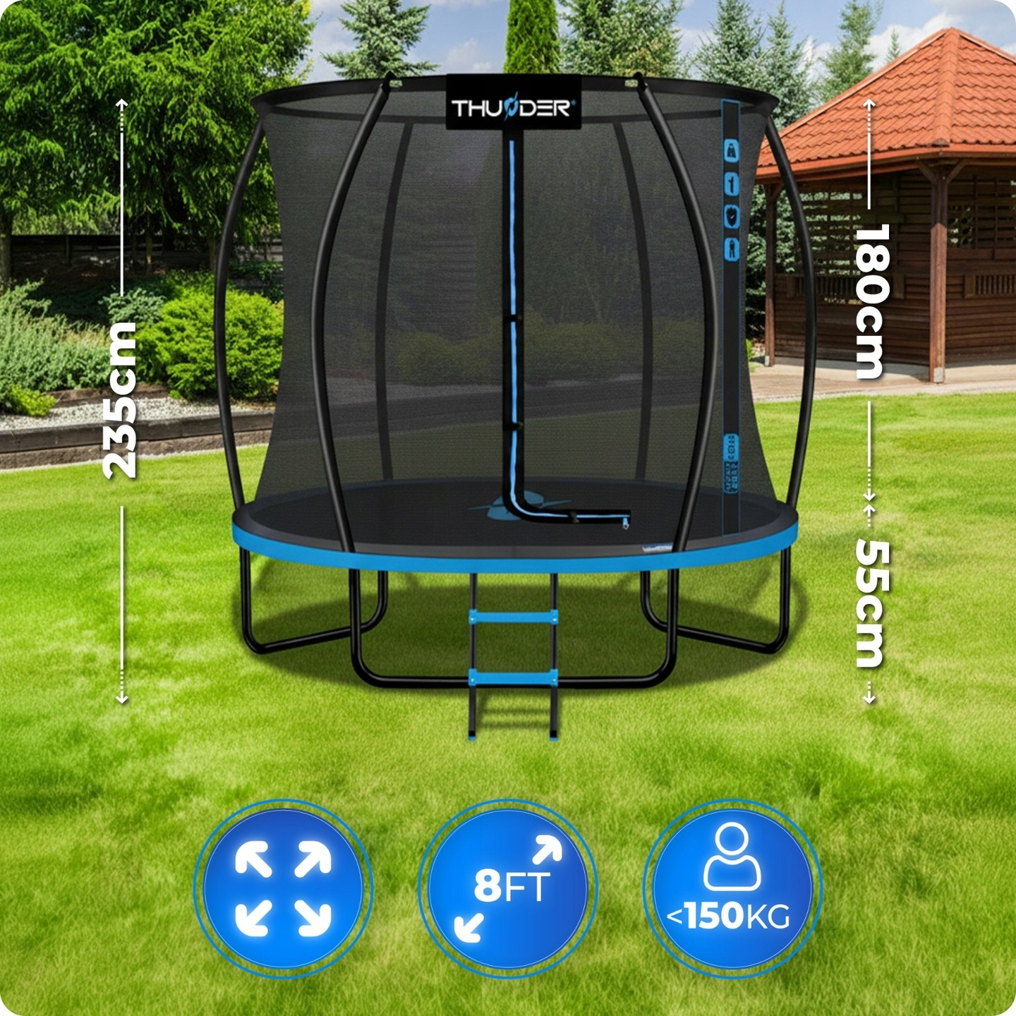 Duża niebiesko-czarna trampolina z siatką zabezpieczającą i drabiną na trawie.