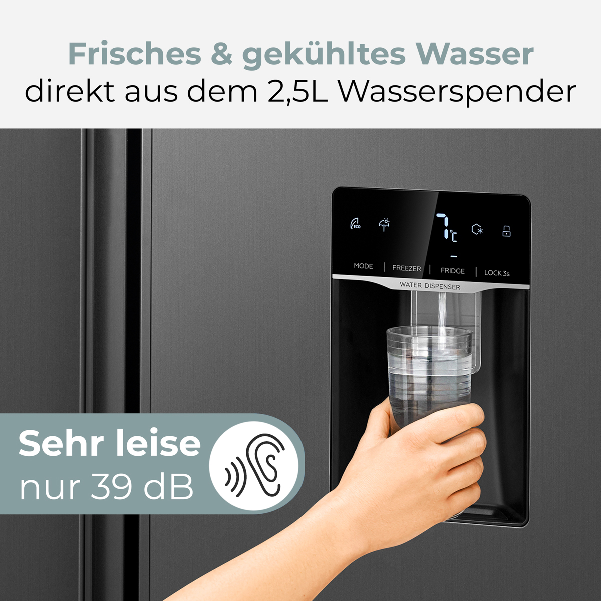 Eine Hand hält ein Glas unter einen Wasserspender an einem Kühlschrank.