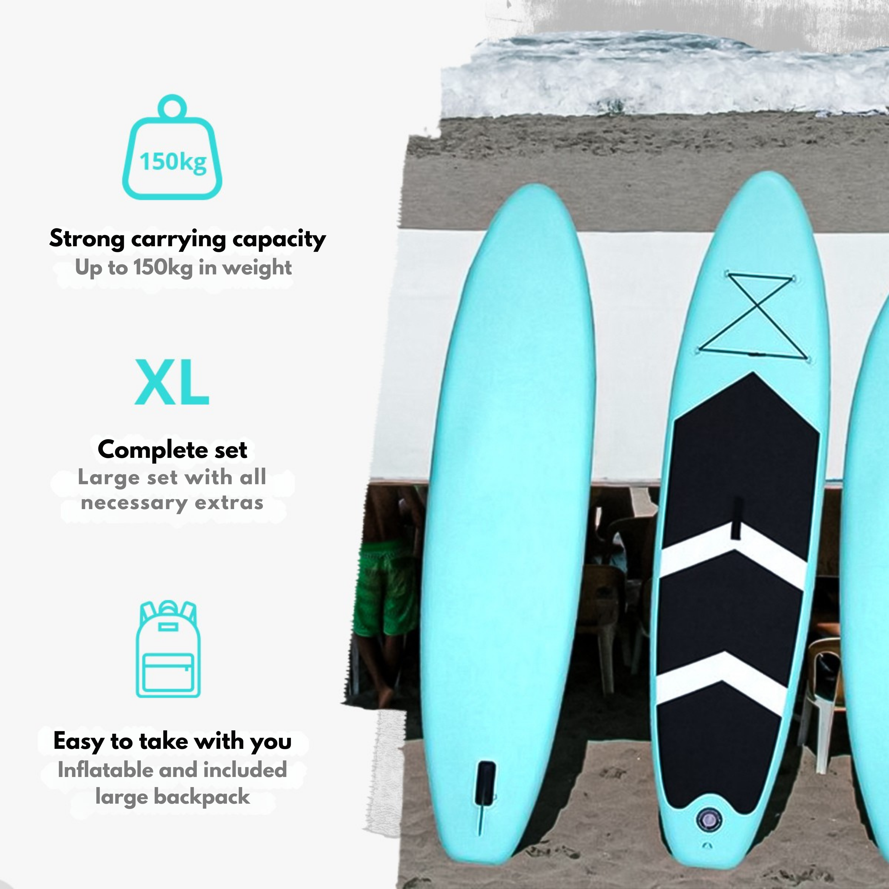 Lichtblauwe stand-up paddleboards op een strand met golven op de achtergrond.
