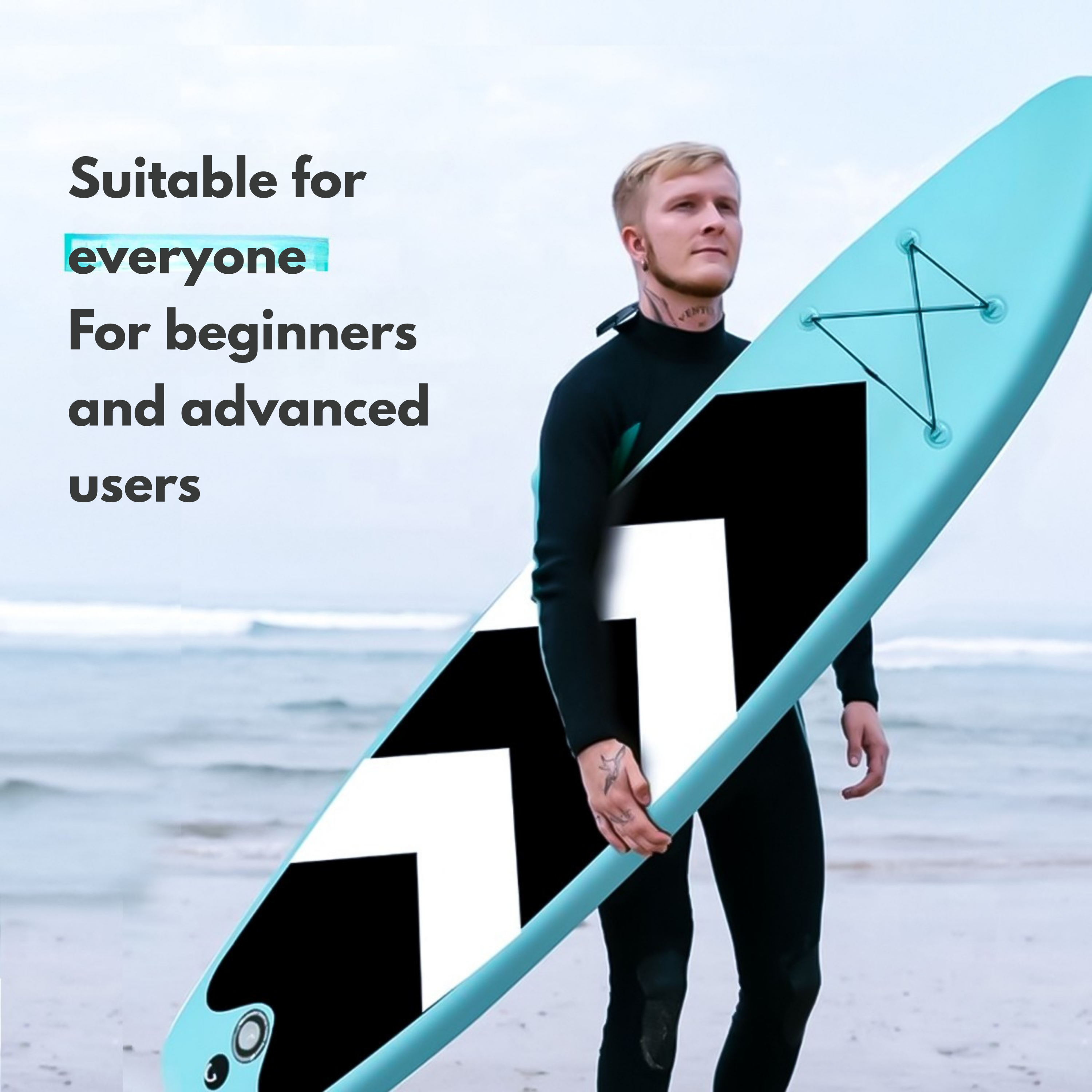 Een man in een wetsuit staat op het strand met een turquoise surfplank.