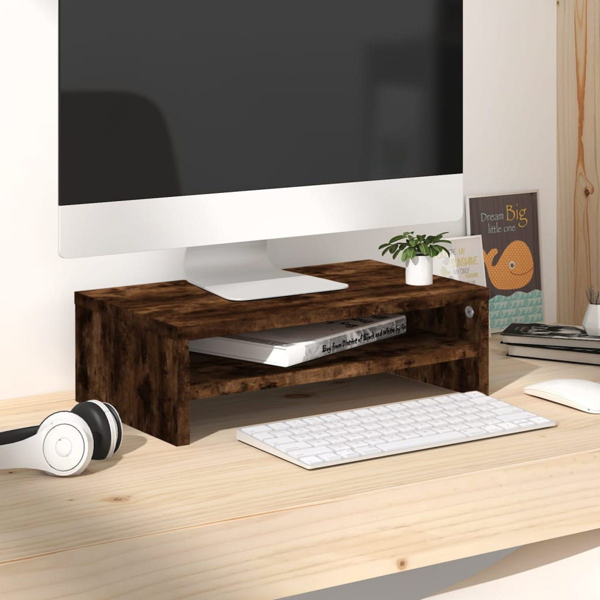 Ein Monitorständer aus Holz mit einem Monitor, Tastatur, Maus und Kopfhörern.