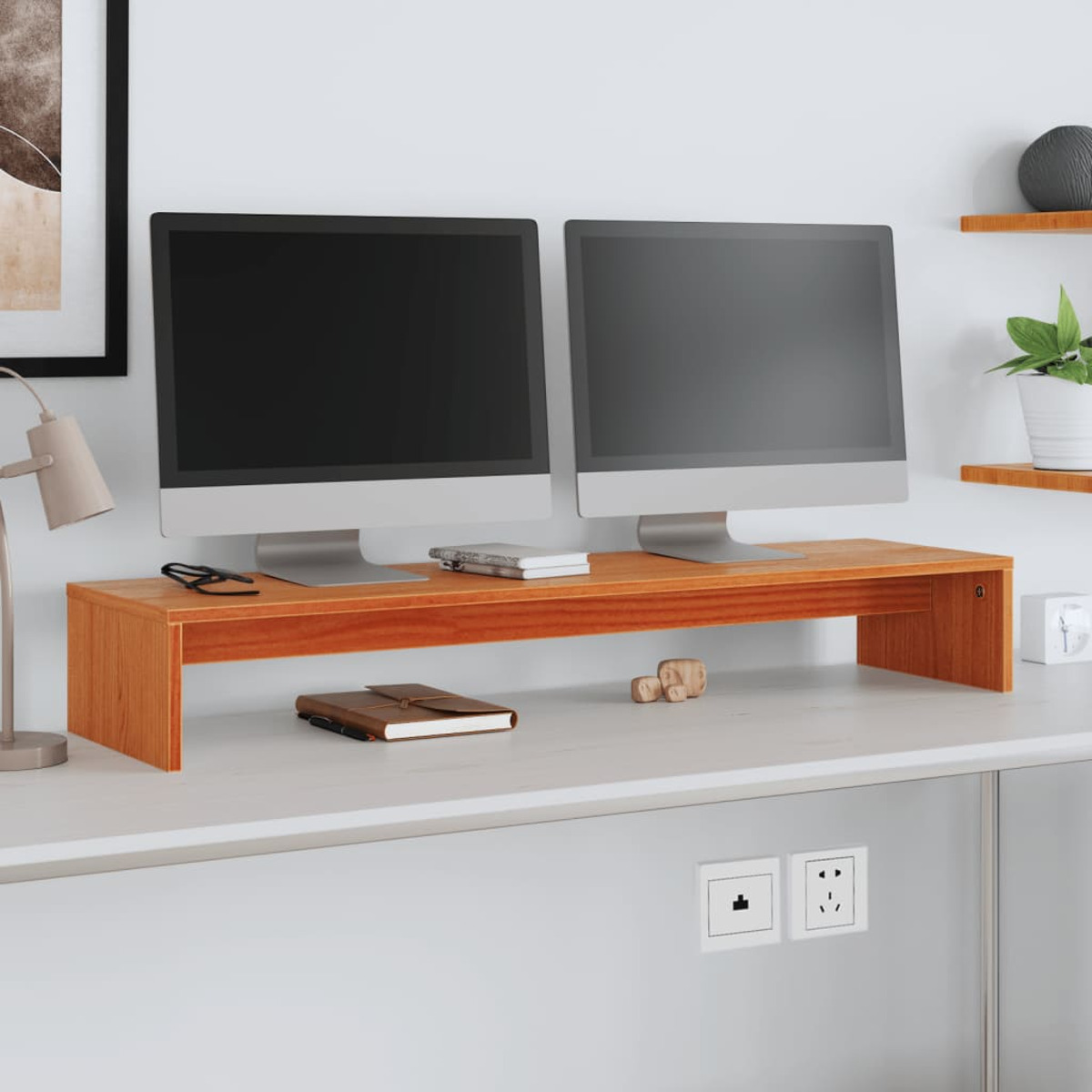 Ein hölzerner Monitorständer mit zwei Bildschirmen, Büchern und Brille.