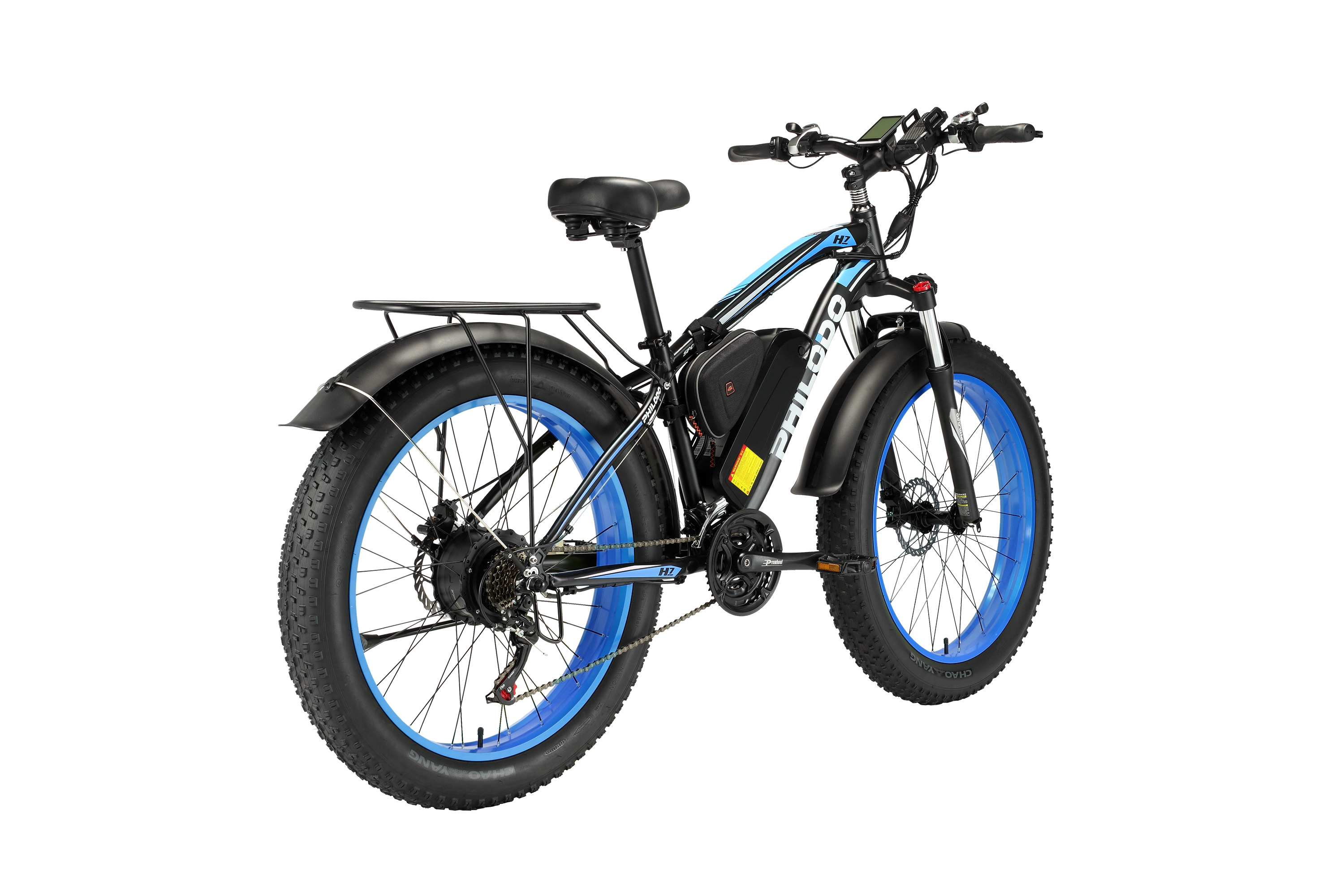 Schwarzes E-Bike mit breiten Reifen und blauen Felgen, Gepäckträger.