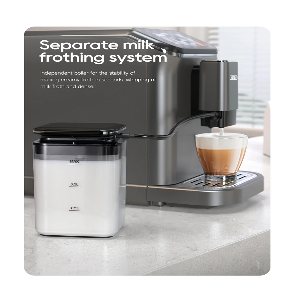 Cafetera con vaporizador de leche separado, jarra de leche y vaso de café.