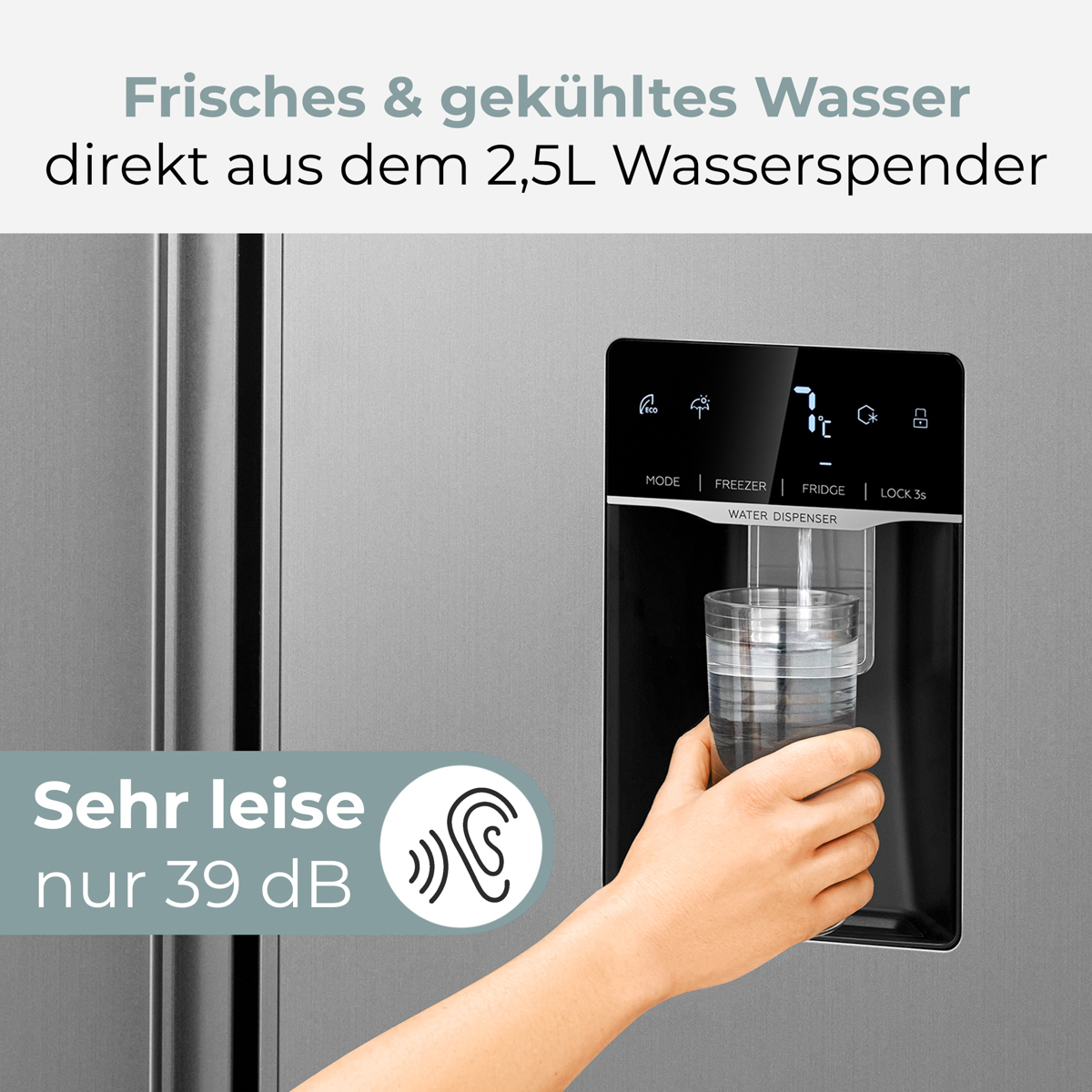 Eine Hand füllt ein Glas mit Wasser aus einem silbernen Kühlschrank.