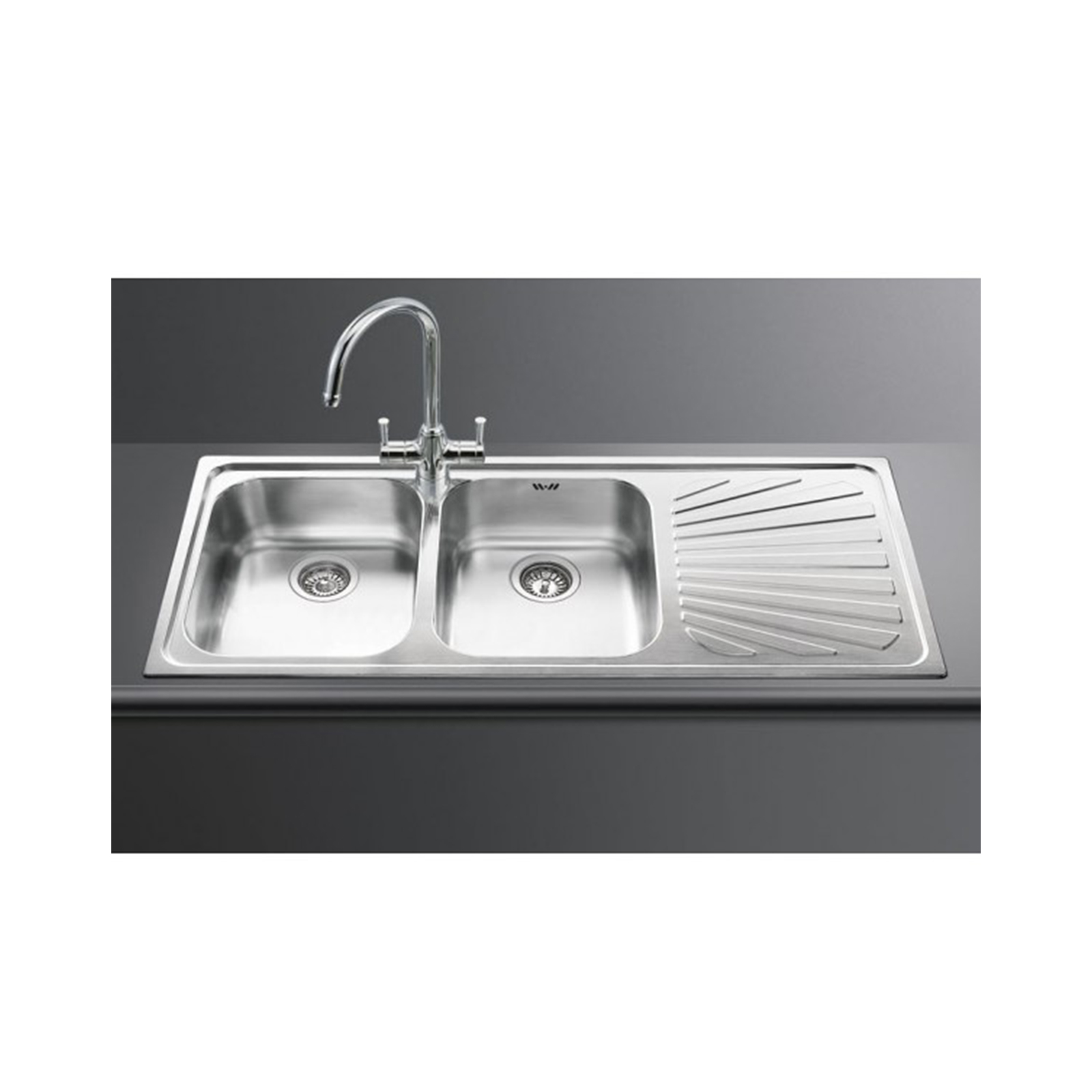 Doppio lavello in acciaio inox con rubinetto e scolapiatti.