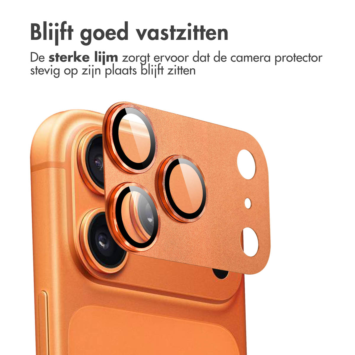 Oranje cameraprotector voor smartphone met drie lenzen.