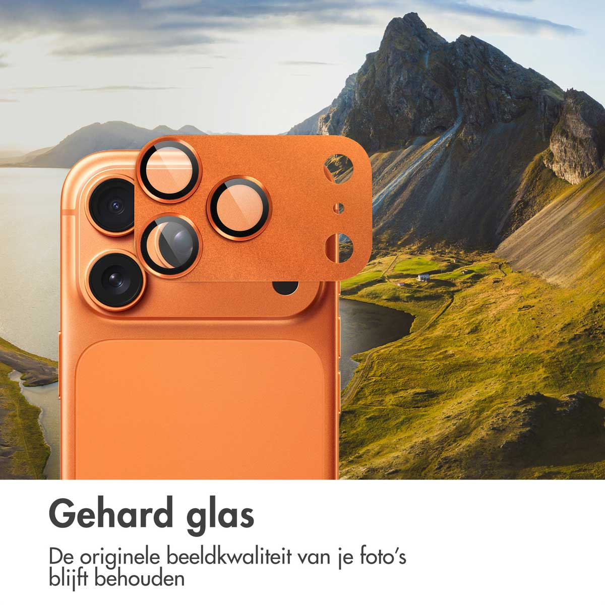 Oranje telefoon met cameralenzen tegen bergachtig landschap met meer.