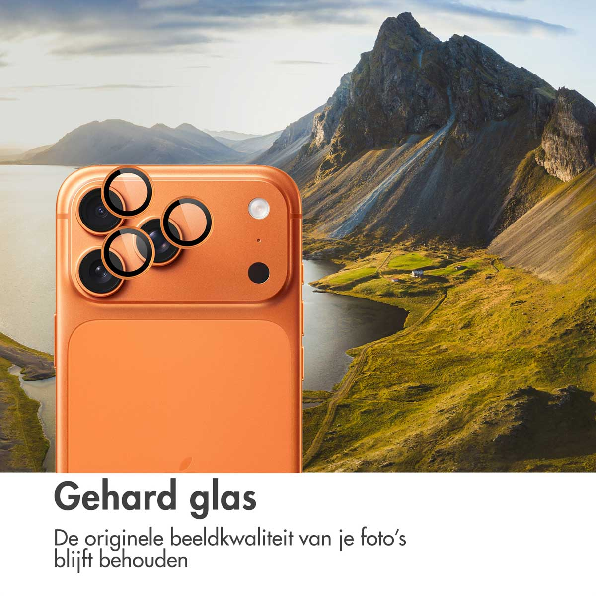 Oranje telefoonachterkant met vier cameralensbeschermers voor een bergachtig landschap.