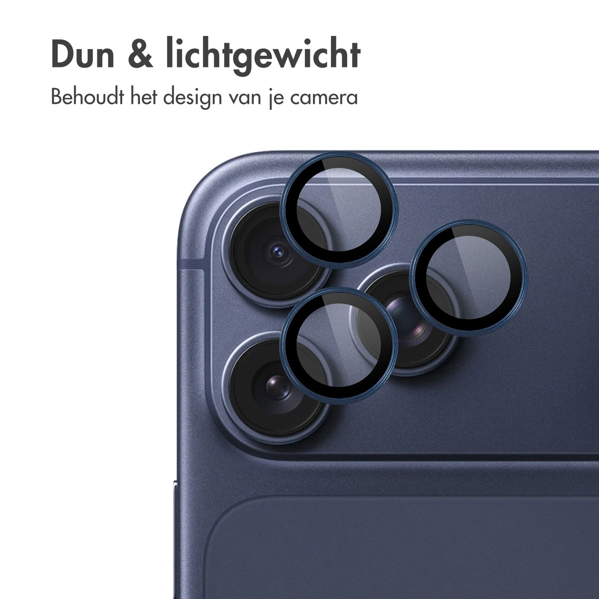 Drie ronde lensbeschermers op een donkerblauwe smartphonecamera.