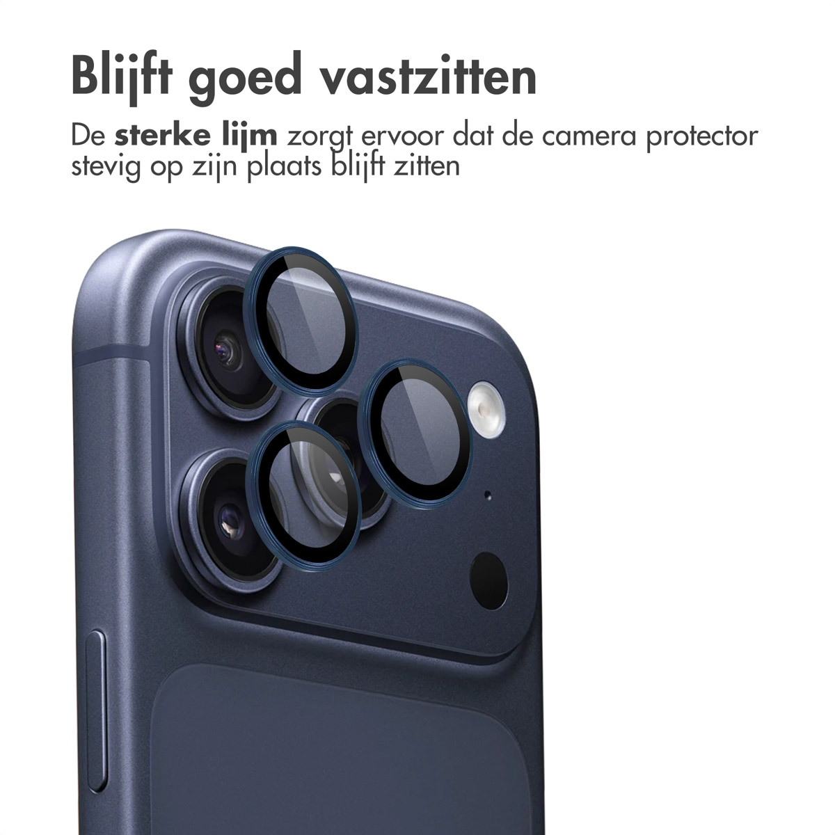 Drie camera lens protectors op een donkerblauwe telefoonachterkant.