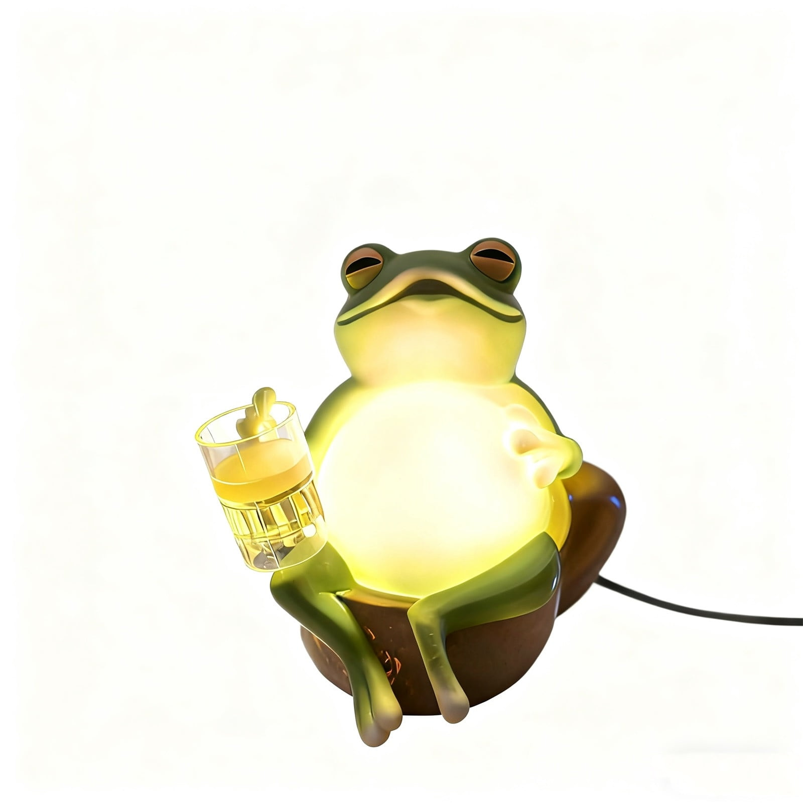 Grüne Froschlampe hält ein Glas Bier, sitzt auf braunem Sockel.