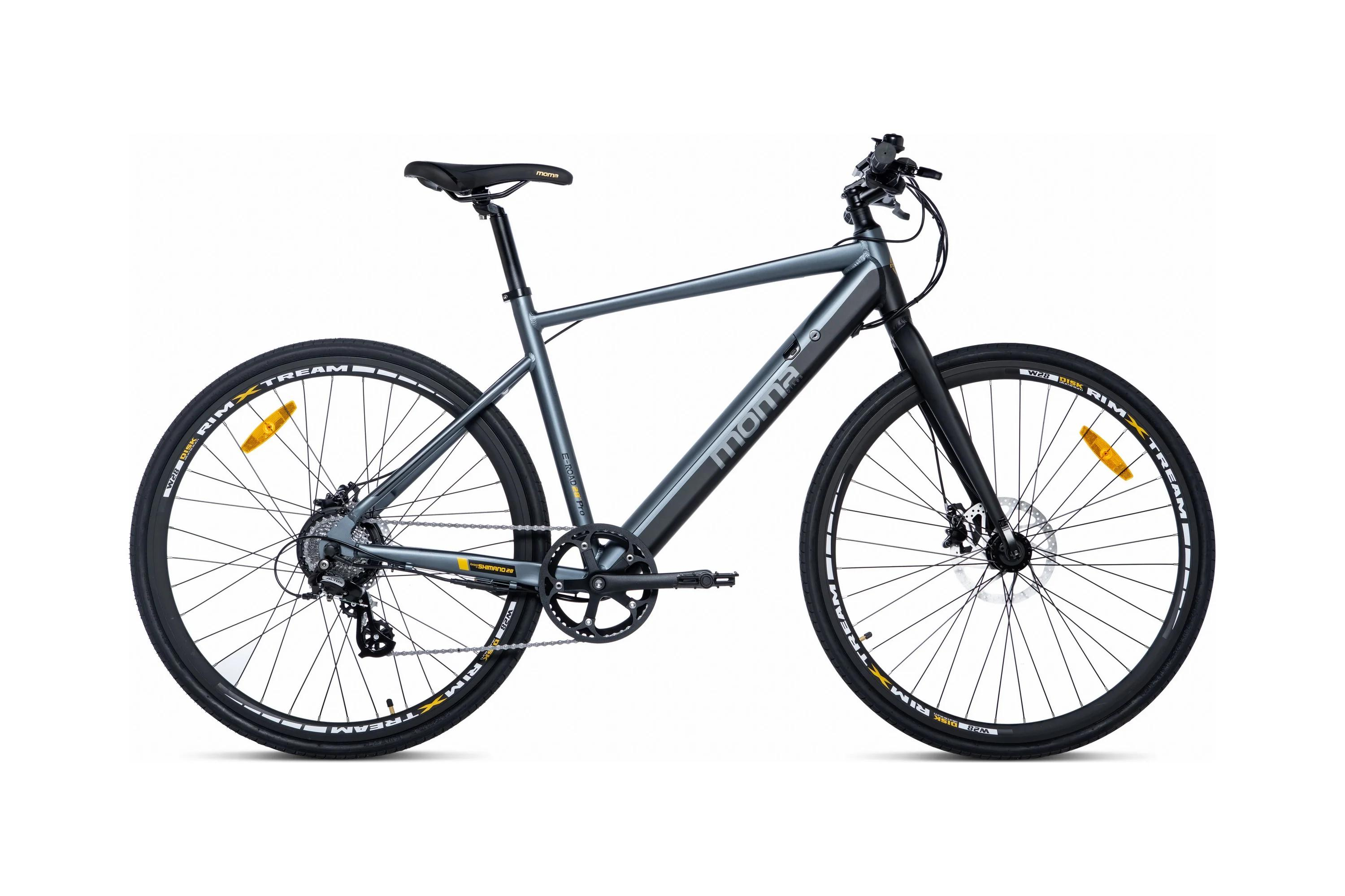 Bicicletta elettrica grigia con freni a disco e catarifrangenti sulle ruote.