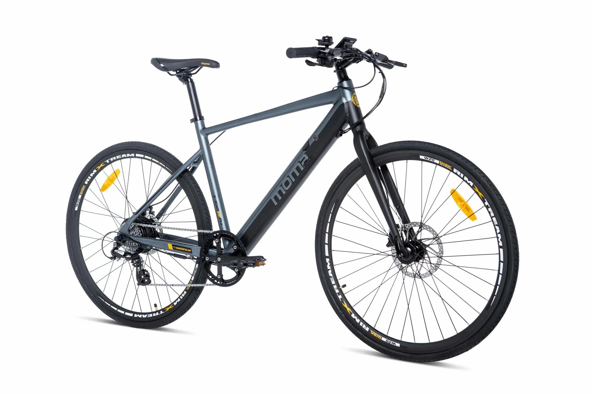 Una bici elettrica grigia con pneumatici e cerchioni neri, su sfondo bianco.