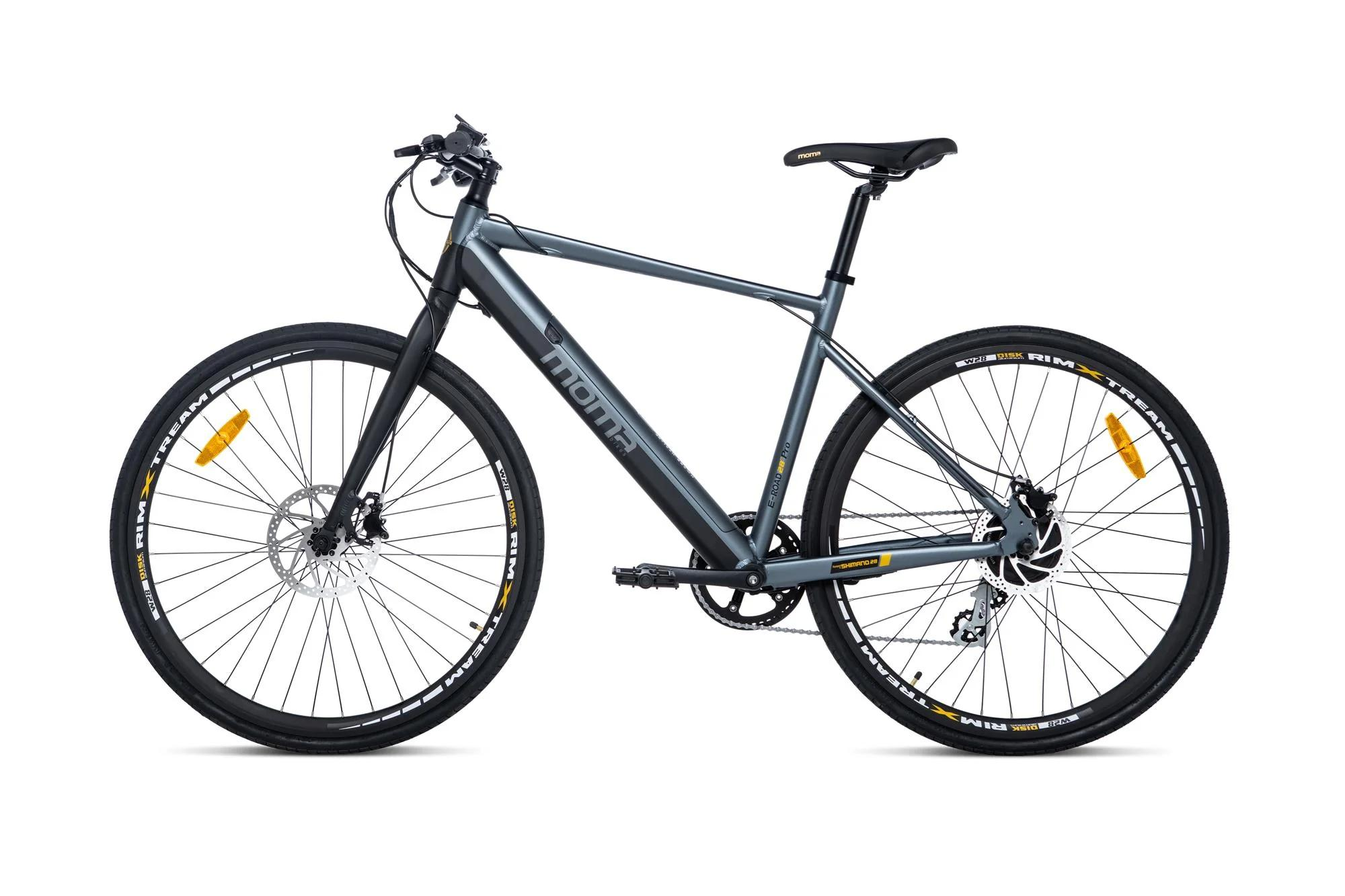 Bicicletta da uomo grigia con freni a disco e sella nera su sfondo bianco.